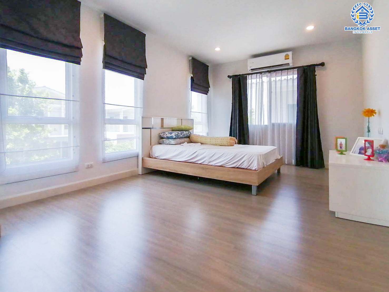 *****บ้านเดี่ยวมือสองย่านกรุงเทพฯ ม.คณาสิริ ปิ่นเกล้า-กาญจนาภิเษก จากแบรนด์คุณภาพแสนศิริ เนื้อที่กว้างขวางมากถึง 50 ตร.ว.  ฟังก์ชัน 3 ห้องนอน 2 ห้องน้ำ ที่จอดรถ 1 คัน บนทำเล ใกล้รถไฟฟ้าสายสีม่วง "สถานีตลาดบางใหญ่" และทางด่วน "ศรีรัช-วงแหวนรอบนอกฯ"