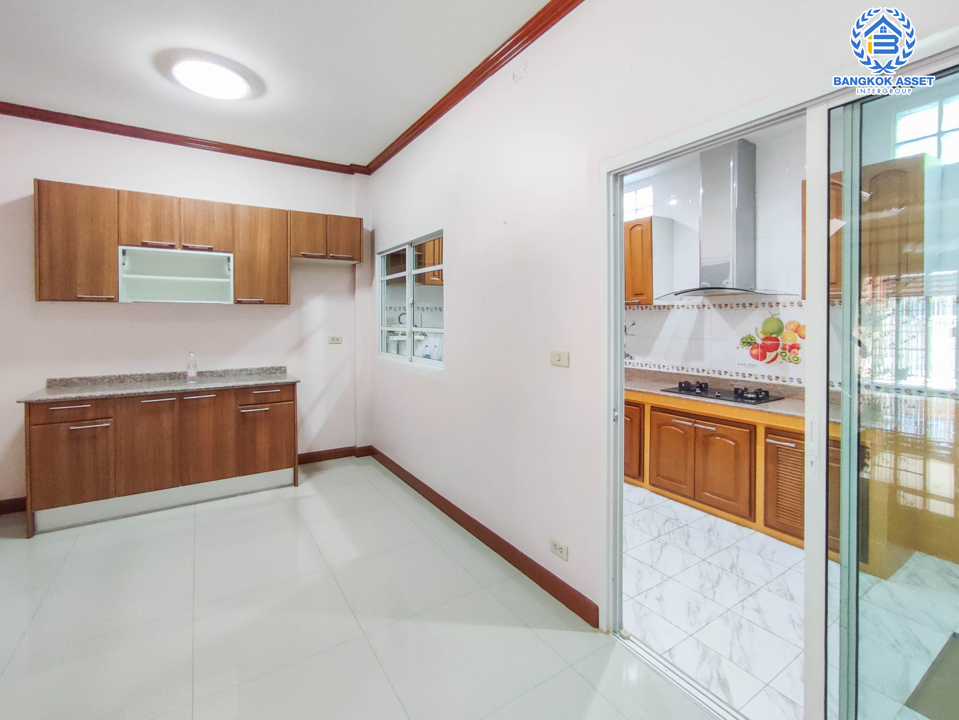 *****ทาวน์เฮ้าส์มือสองย่านกรุงเทพฯ ม.ภูมิชนก เพชรเกษม67 บ้านตกแต่งพร้อมอยู่ เนื้อที่กว้างขวางมากถึง 21.5 ตร.ว.  ฟังก์ชัน 3 ห้องนอน 2 ห้องน้ำ ที่จอดรถ 1 คัน บนทำเลแห่งการเดินทาง ใกล้รถไฟฟ้าสายสีน้ำเงิน "สถานีหลักสอง"