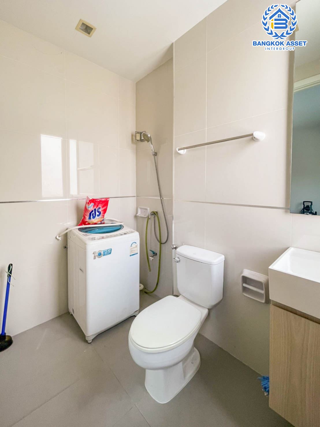 *****บ้านเดี่ยวมือสองย่านกรุงเทพฯ ม.ฟีลทาวน์ ลาดพร้าว35 หลังมุม! เนื้อที่กว้างขวางถึง 51.4 ตร.ว. ฟังก์ชันจัดเต็มถึง 5 ห้องนอน 3 ห้องน้ำ 2 ที่จอดรถ บ้านสวย บรรยากาศเป็นส่วนตัว บนทำเลเดินทางสะดวก เพียง 12 นาทีก็ถึงรถไฟฟ้าสายสีน้ำเงิน "สถานีลาดพร้าว"