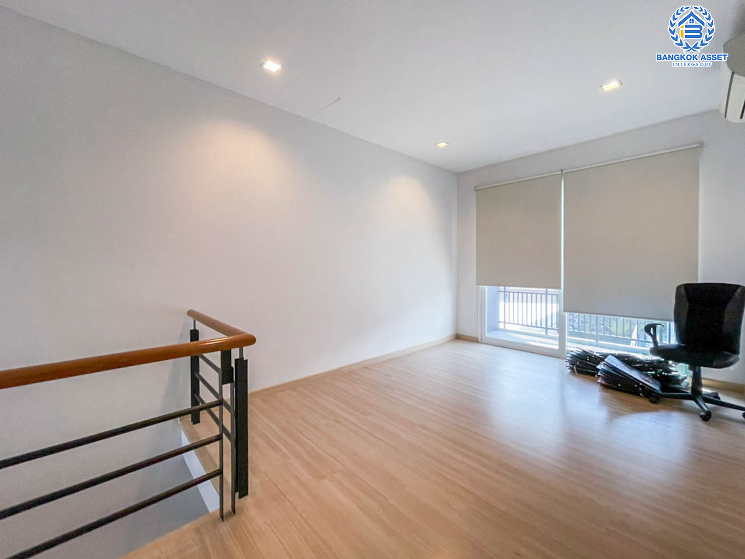 *****บ้านเดี่ยวมือสองย่านกรุงเทพฯ ม.ฟีลทาวน์ ลาดพร้าว35 หลังมุม! เนื้อที่กว้างขวางถึง 51.4 ตร.ว. ฟังก์ชันจัดเต็มถึง 5 ห้องนอน 3 ห้องน้ำ 2 ที่จอดรถ บ้านสวย บรรยากาศเป็นส่วนตัว บนทำเลเดินทางสะดวก เพียง 12 นาทีก็ถึงรถไฟฟ้าสายสีน้ำเงิน "สถานีลาดพร้าว"