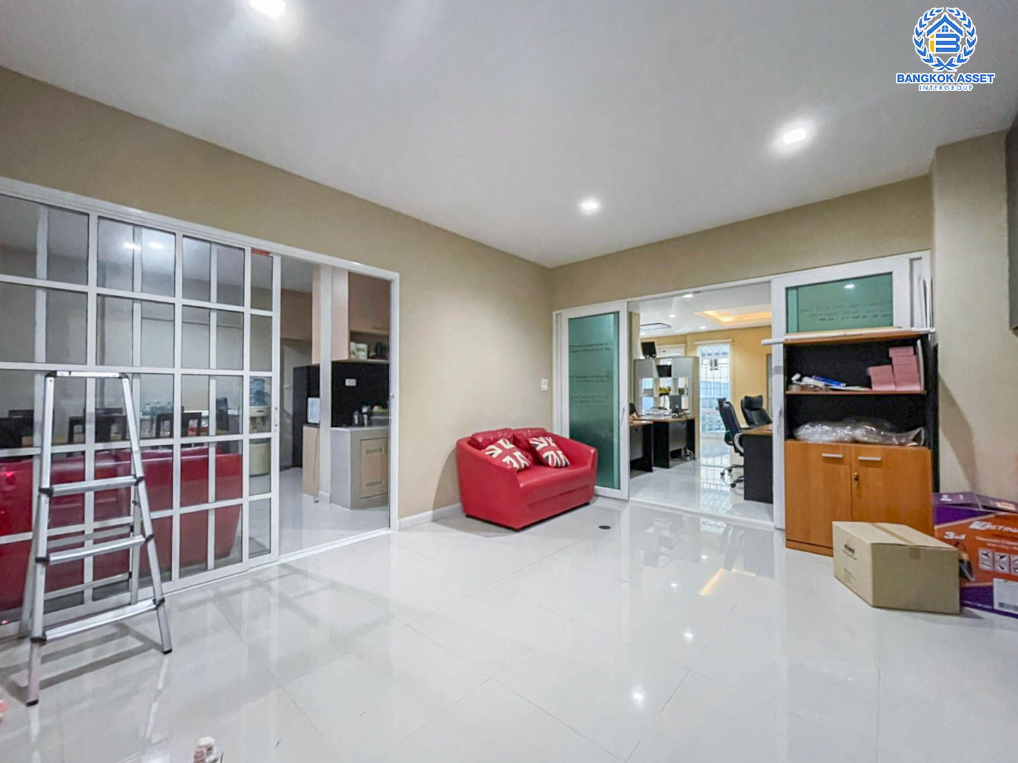 *****บ้านเดี่ยวมือสองย่านกรุงเทพฯ ม.ฟีลทาวน์ ลาดพร้าว35 หลังมุม! เนื้อที่กว้างขวางถึง 51.4 ตร.ว. ฟังก์ชันจัดเต็มถึง 5 ห้องนอน 3 ห้องน้ำ 2 ที่จอดรถ บ้านสวย บรรยากาศเป็นส่วนตัว บนทำเลเดินทางสะดวก เพียง 12 นาทีก็ถึงรถไฟฟ้าสายสีน้ำเงิน "สถานีลาดพร้าว"