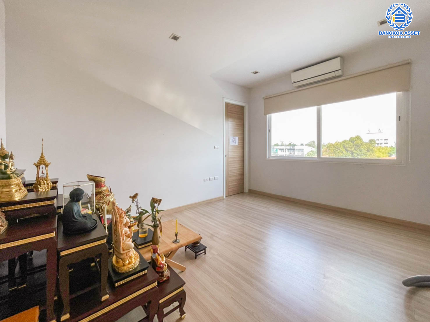 *****บ้านเดี่ยวมือสองย่านกรุงเทพฯ ม.ฟีลทาวน์ ลาดพร้าว35 หลังมุม! เนื้อที่กว้างขวางถึง 51.4 ตร.ว. ฟังก์ชันจัดเต็มถึง 5 ห้องนอน 3 ห้องน้ำ 2 ที่จอดรถ บ้านสวย บรรยากาศเป็นส่วนตัว บนทำเลเดินทางสะดวก เพียง 12 นาทีก็ถึงรถไฟฟ้าสายสีน้ำเงิน "สถานีลาดพร้าว"