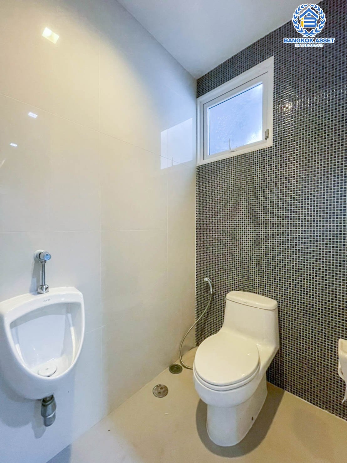 *****บ้านเดี่ยวมือสองย่านกรุงเทพฯ ม.ฟีลทาวน์ ลาดพร้าว35 หลังมุม! เนื้อที่กว้างขวางถึง 51.4 ตร.ว. ฟังก์ชันจัดเต็มถึง 5 ห้องนอน 3 ห้องน้ำ 2 ที่จอดรถ บ้านสวย บรรยากาศเป็นส่วนตัว บนทำเลเดินทางสะดวก เพียง 12 นาทีก็ถึงรถไฟฟ้าสายสีน้ำเงิน "สถานีลาดพร้าว"