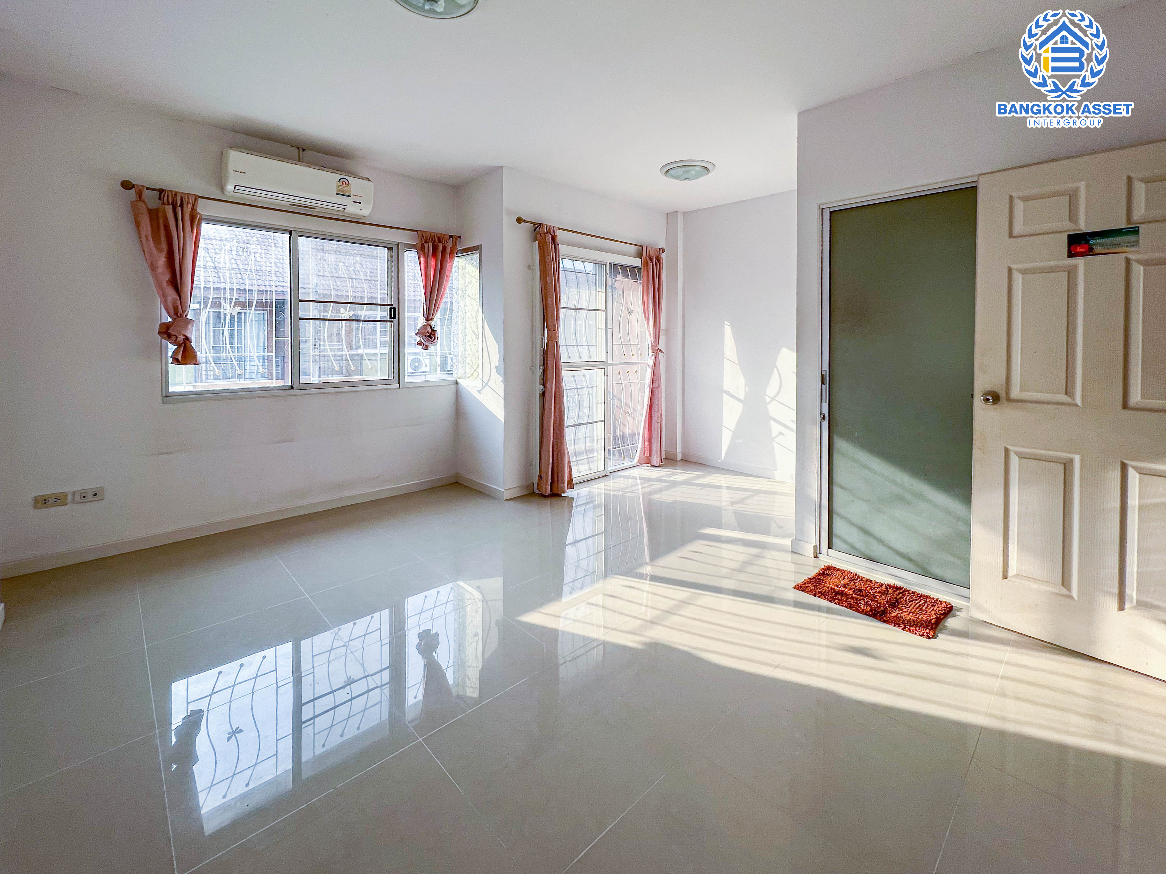 ทาวน์เฮ้าส์มือสองย่านกรุงเทพฯ ม.จามจุรีพาร์ค สุขาภิบาล5 เนื้อที่กว้างขวางถึง 20 ตร.ว. ฟังก์ชัน 3 ห้องนอน 2 ห้องน้ำ 2 ที่จอดรถ บ้านสภาพดี พร้อมอยู่ บนทำเลเดินทางสะดวก เพียง 15 นาทีก็ถึงรถไฟฟ้าสายสีเขียว "สถานีสายหยุด"