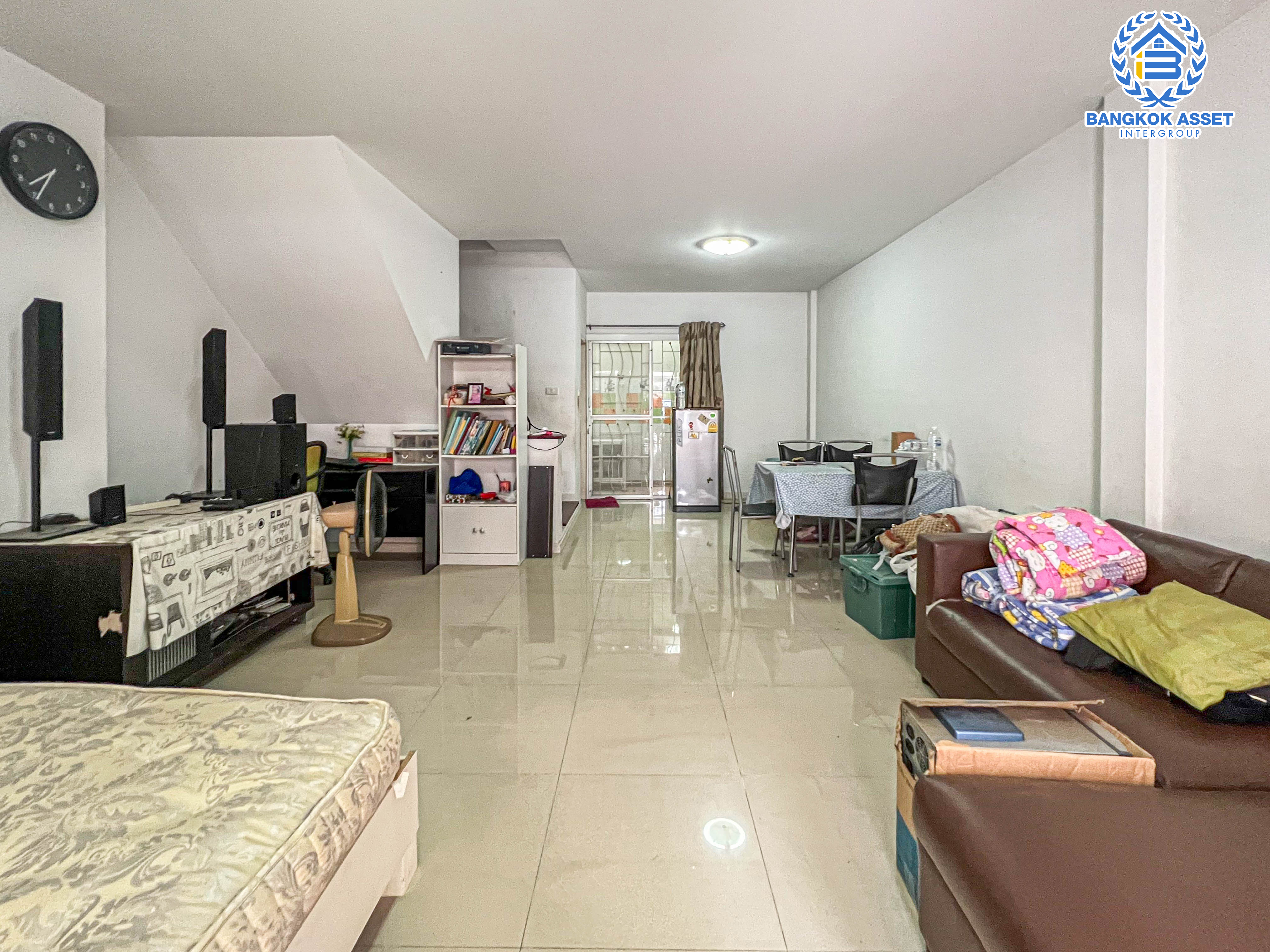 ทาวน์เฮ้าส์มือสองย่านกรุงเทพฯ ม.จามจุรีพาร์ค สุขาภิบาล5 เนื้อที่กว้างขวางถึง 20 ตร.ว. ฟังก์ชัน 3 ห้องนอน 2 ห้องน้ำ 2 ที่จอดรถ บ้านสภาพดี พร้อมอยู่ บนทำเลเดินทางสะดวก เพียง 15 นาทีก็ถึงรถไฟฟ้าสายสีเขียว "สถานีสายหยุด"