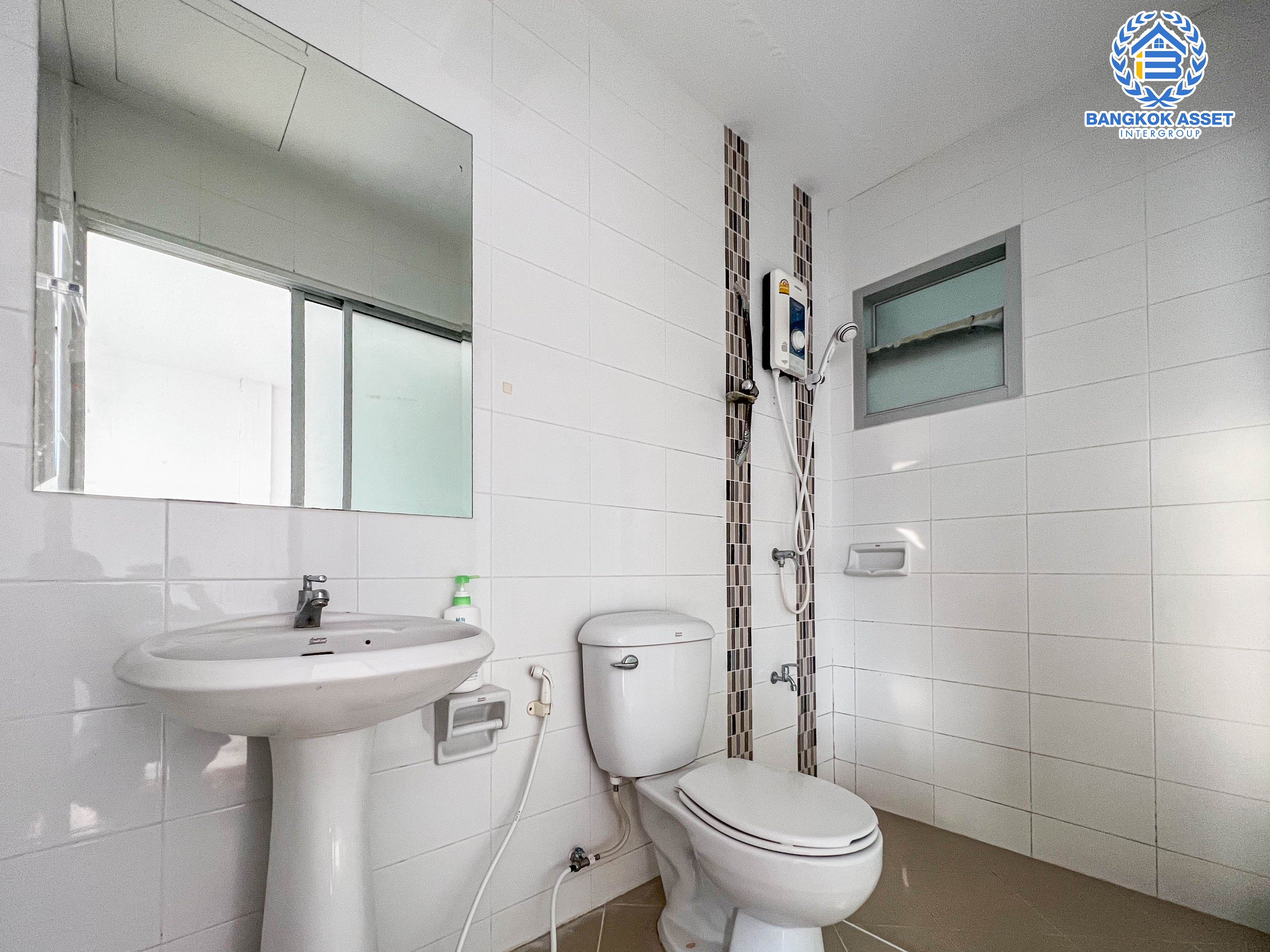 ทาวน์เฮ้าส์มือสองย่านกรุงเทพฯ ม.จามจุรีพาร์ค สุขาภิบาล5 เนื้อที่กว้างขวางถึง 20 ตร.ว. ฟังก์ชัน 3 ห้องนอน 2 ห้องน้ำ 2 ที่จอดรถ บ้านสภาพดี พร้อมอยู่ บนทำเลเดินทางสะดวก เพียง 15 นาทีก็ถึงรถไฟฟ้าสายสีเขียว "สถานีสายหยุด"