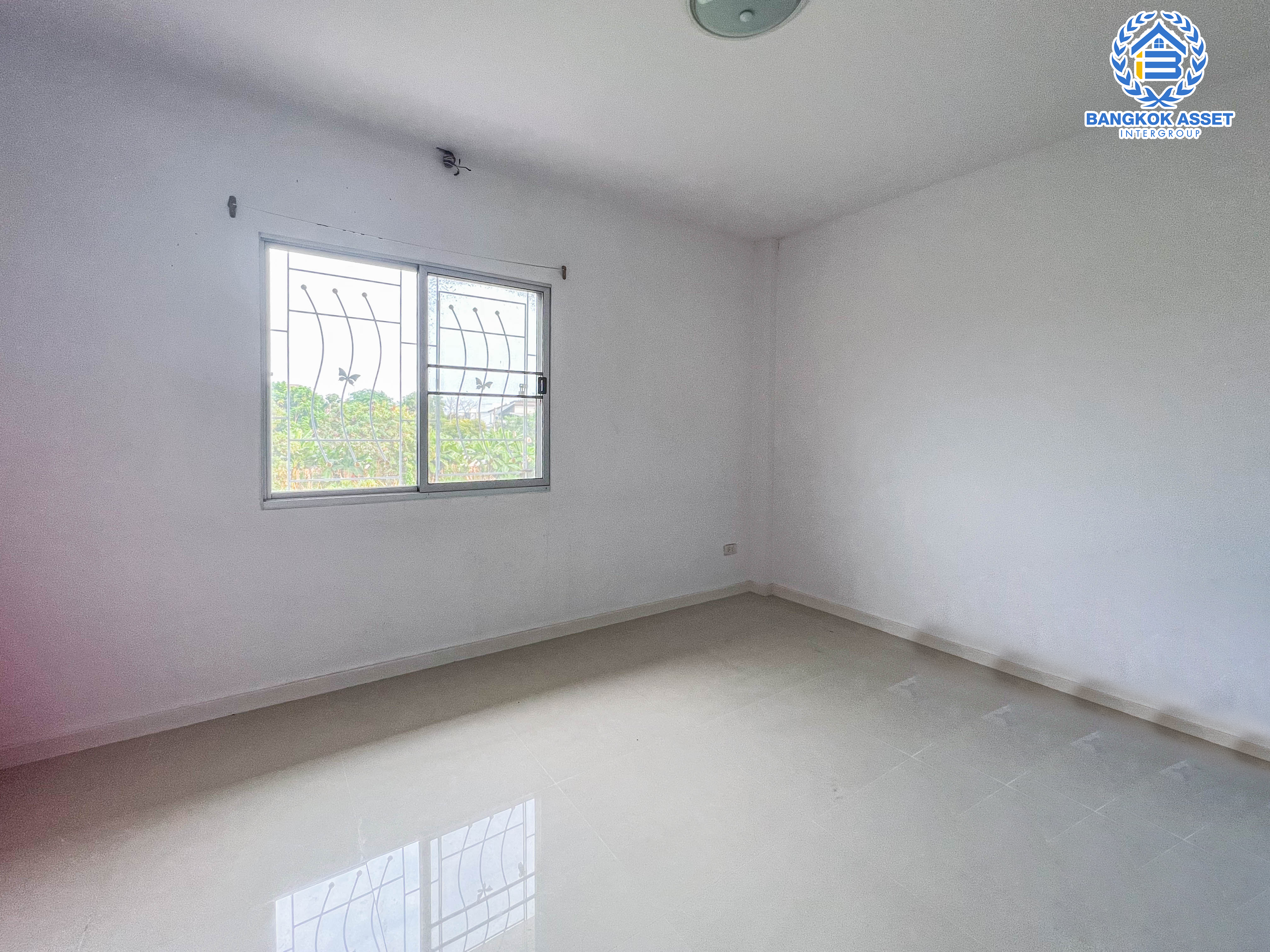 ทาวน์เฮ้าส์มือสองย่านกรุงเทพฯ ม.จามจุรีพาร์ค สุขาภิบาล5 เนื้อที่กว้างขวางถึง 20 ตร.ว. ฟังก์ชัน 3 ห้องนอน 2 ห้องน้ำ 2 ที่จอดรถ บ้านสภาพดี พร้อมอยู่ บนทำเลเดินทางสะดวก เพียง 15 นาทีก็ถึงรถไฟฟ้าสายสีเขียว "สถานีสายหยุด"