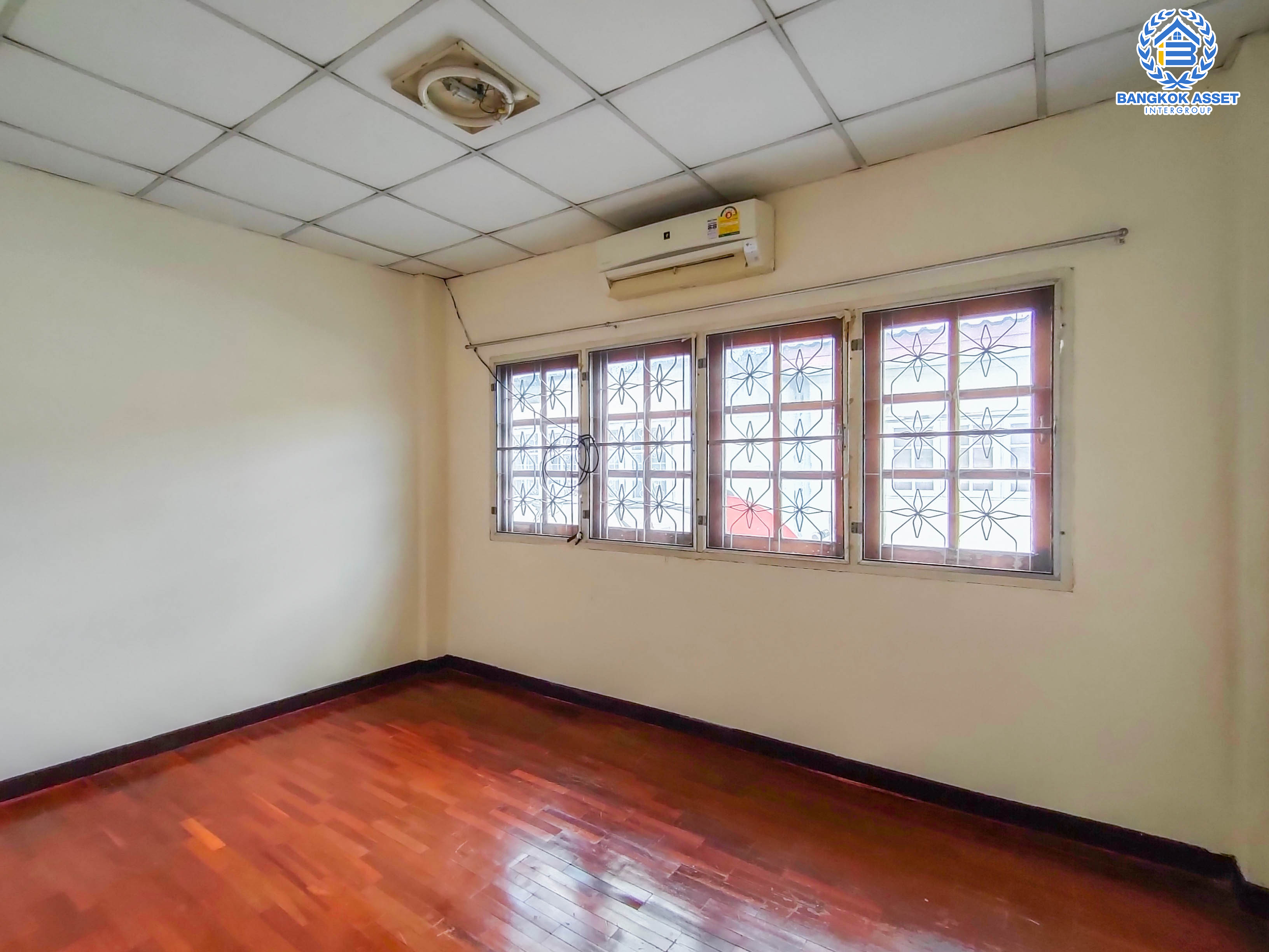 *****ทาวน์เฮ้าส์มือสองย่านนนทบุรี ม.ร่มรื่นวิลล์ กาญจนาภิเษก เนื้อที่มากถึงเกือบ 20 ตร.ว. ฟังก์ชัน 2 ห้องนอน 2 ห้องน้ำ 1 ที่จอดรถ แถมฟรี! 2 เครื่องปรับอากาศ บนทำเลสะดวก เชื่อมต่อถ.ราชพฤกษ์ ถ.กาญจนาภิเษก และถ.นครอินทร์ เพียง 5 นาที ถึงจุดขึ้นทางด่วน "ศรีรัช"