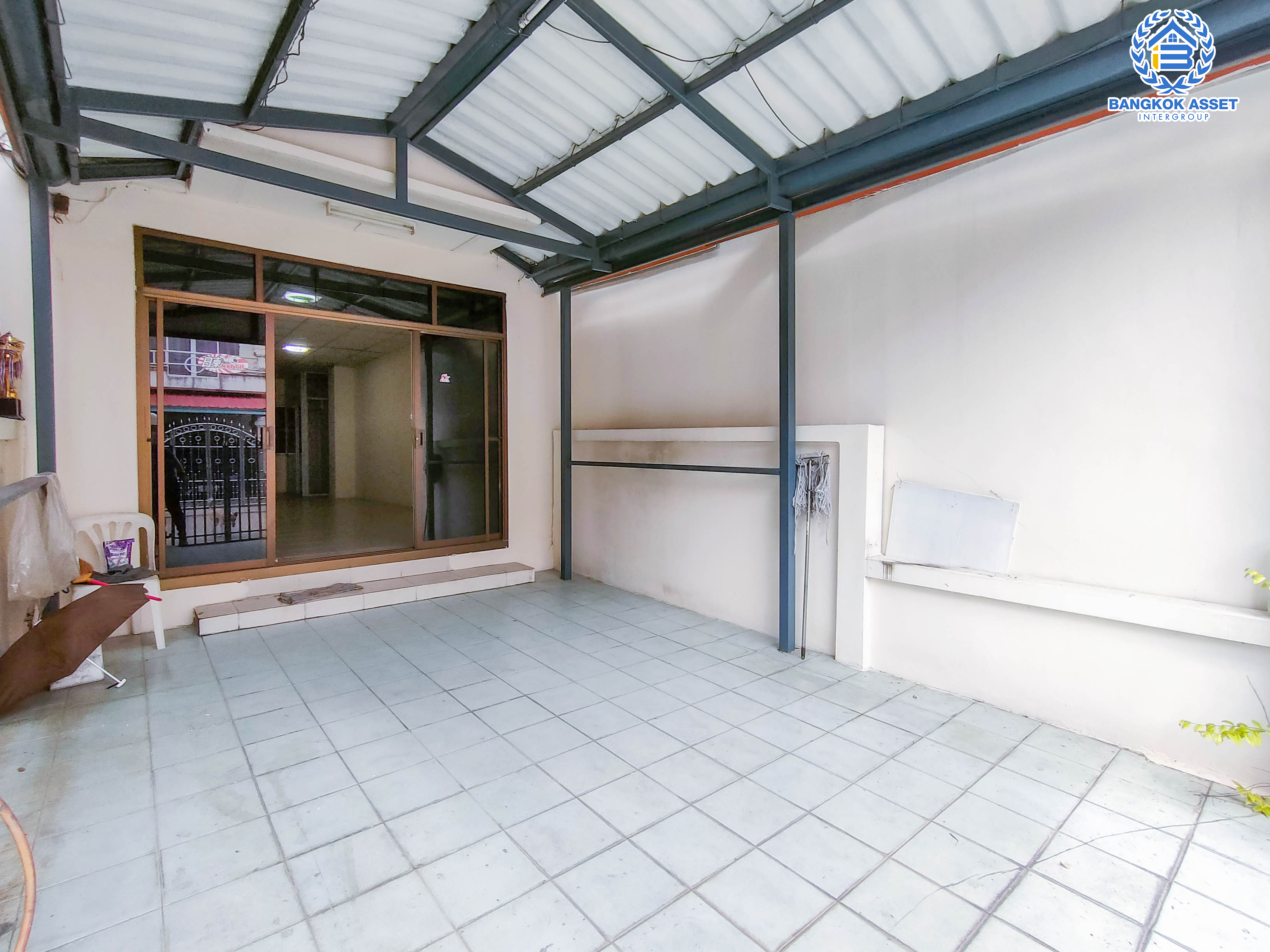 *****ทาวน์เฮ้าส์มือสองย่านนนทบุรี ม.ร่มรื่นวิลล์ กาญจนาภิเษก เนื้อที่มากถึงเกือบ 20 ตร.ว. ฟังก์ชัน 2 ห้องนอน 2 ห้องน้ำ 1 ที่จอดรถ แถมฟรี! 2 เครื่องปรับอากาศ บนทำเลสะดวก เชื่อมต่อถ.ราชพฤกษ์ ถ.กาญจนาภิเษก และถ.นครอินทร์ เพียง 5 นาที ถึงจุดขึ้นทางด่วน "ศรีรัช"