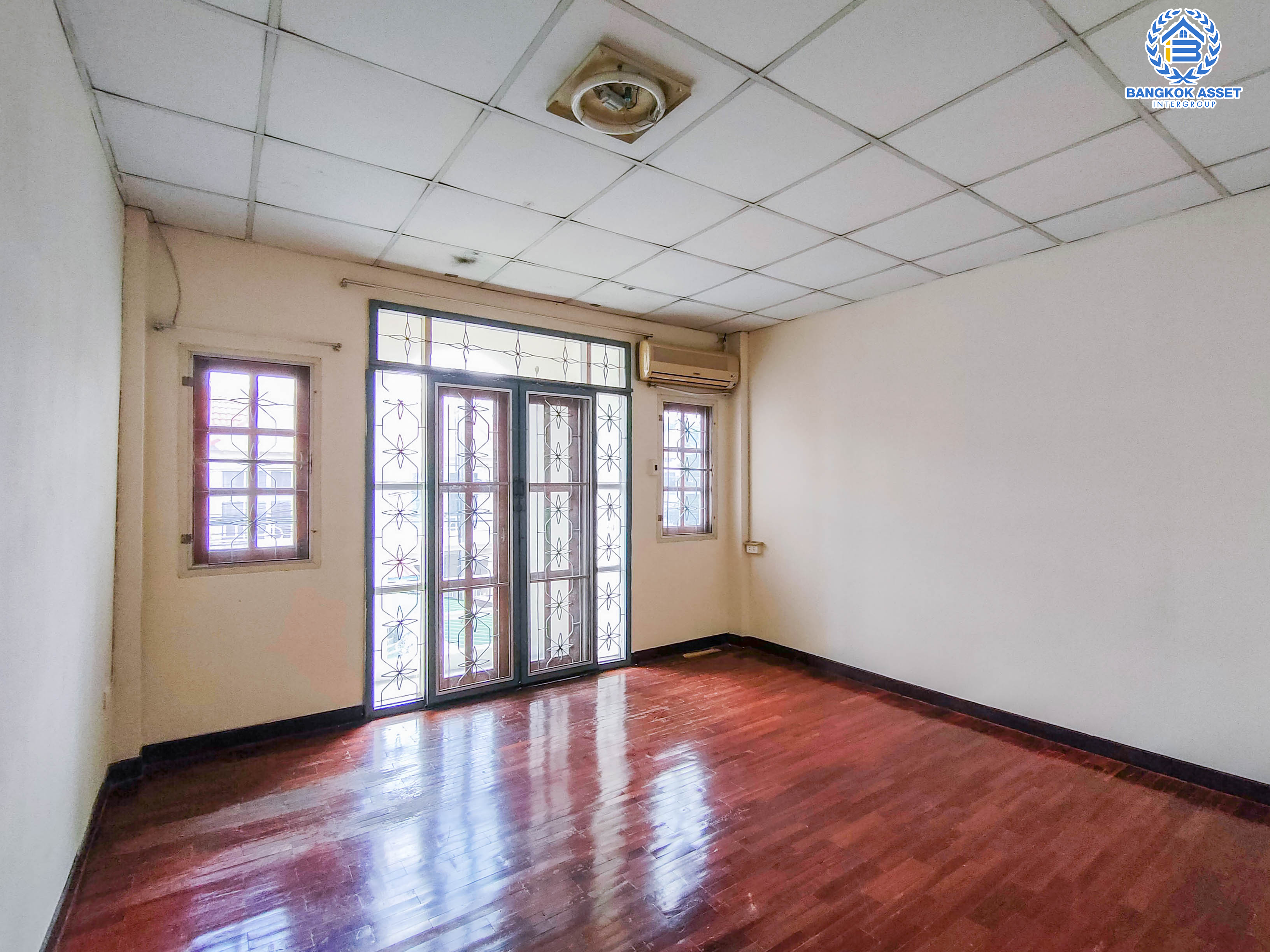 *****ทาวน์เฮ้าส์มือสองย่านนนทบุรี ม.ร่มรื่นวิลล์ กาญจนาภิเษก เนื้อที่มากถึงเกือบ 20 ตร.ว. ฟังก์ชัน 2 ห้องนอน 2 ห้องน้ำ 1 ที่จอดรถ แถมฟรี! 2 เครื่องปรับอากาศ บนทำเลสะดวก เชื่อมต่อถ.ราชพฤกษ์ ถ.กาญจนาภิเษก และถ.นครอินทร์ เพียง 5 นาที ถึงจุดขึ้นทางด่วน "ศรีรัช"