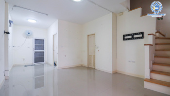 *****ทาวน์เฮ้าส์มือสองย่านนนทบุรี ม.ไพร์มเพลส เดอะกรีนเนอรี่-บางใหญ่ เนื้อที่มากถึง 21.2 ตร.ว. ฟังก์ชัน 3 ห้องนอน 2 ห้องน้ำ 2 ที่จอดรถ พร้อมอยู่ แถมฟรี! 3 เครื่องปรับอากาศ เดินทางสะดวกบนทำเล ใกล้เซ็นทรัลเวสต์เกต และทางด่วน "กาญจนาภิเษก" เพียง 4 นาทีก็ถึงรถไฟฟ้าสายสีม่วง "สถานีคลองบางไผ่"