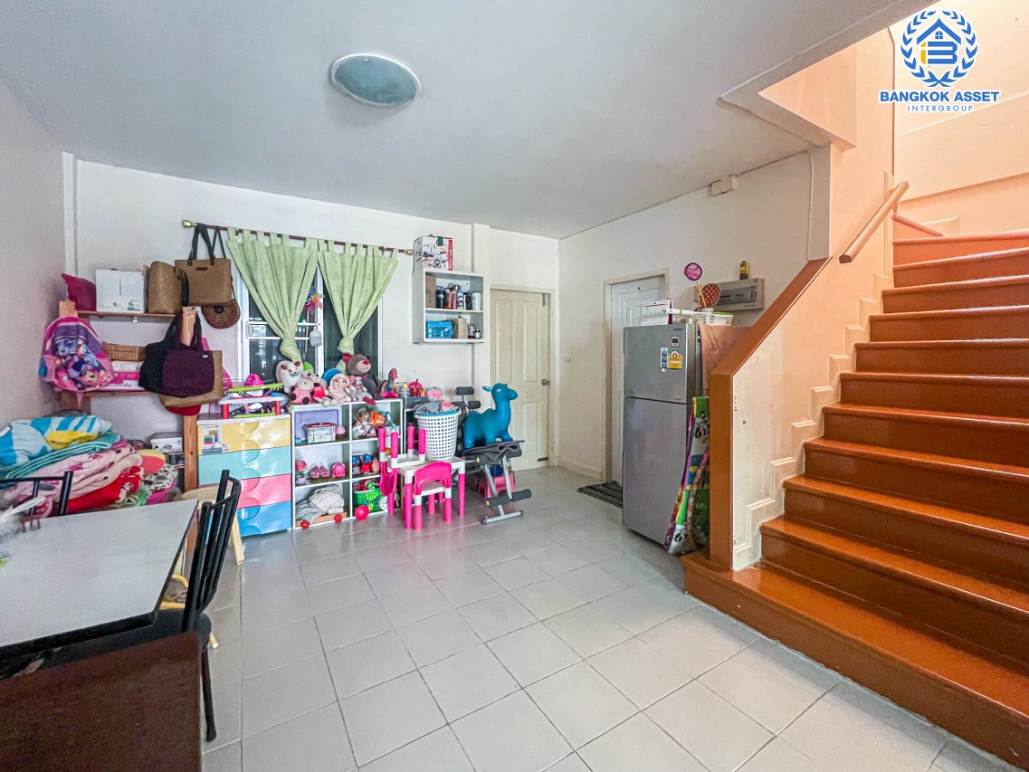 ทาวน์เฮ้าส์มือสองย่านนนทบุรี หมู่บ้าน เดอะวิลล่า ท่าอิฐ-รัตนาธิเบศร์ คุณภาพระดับ Property Perfect เนื้อที่ 18 ตร.ว. ฟังก์ชัน 3 ห้องนอน 2 ห้องน้ำ 1 ที่จอดรถ บ้านพร้อมเข้าอยู่ บนทำเลดี เดินทางสะดวก เชื่อมต่อถ.รัตนาธิเบศร์ และถ.ราชพฤกษ์ ใกล้รถไฟฟ้าสายสีม่วง "สถานีบางรักน้อยท่าอิฐ"...