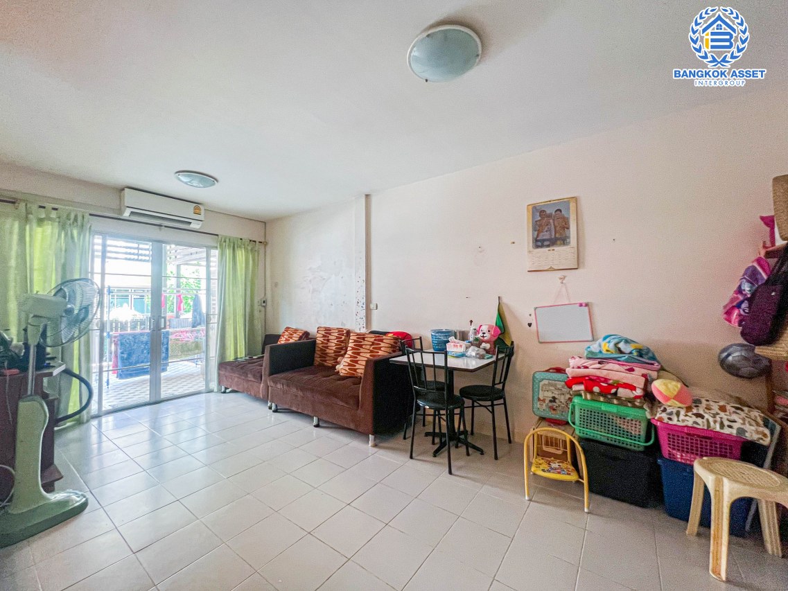 ทาวน์เฮ้าส์มือสองย่านนนทบุรี หมู่บ้าน เดอะวิลล่า ท่าอิฐ-รัตนาธิเบศร์ คุณภาพระดับ Property Perfect เนื้อที่ 18 ตร.ว. ฟังก์ชัน 3 ห้องนอน 2 ห้องน้ำ 1 ที่จอดรถ บ้านพร้อมเข้าอยู่ บนทำเลดี เดินทางสะดวก เชื่อมต่อถ.รัตนาธิเบศร์ และถ.ราชพฤกษ์ ใกล้รถไฟฟ้าสายสีม่วง "สถานีบางรักน้อยท่าอิฐ"...