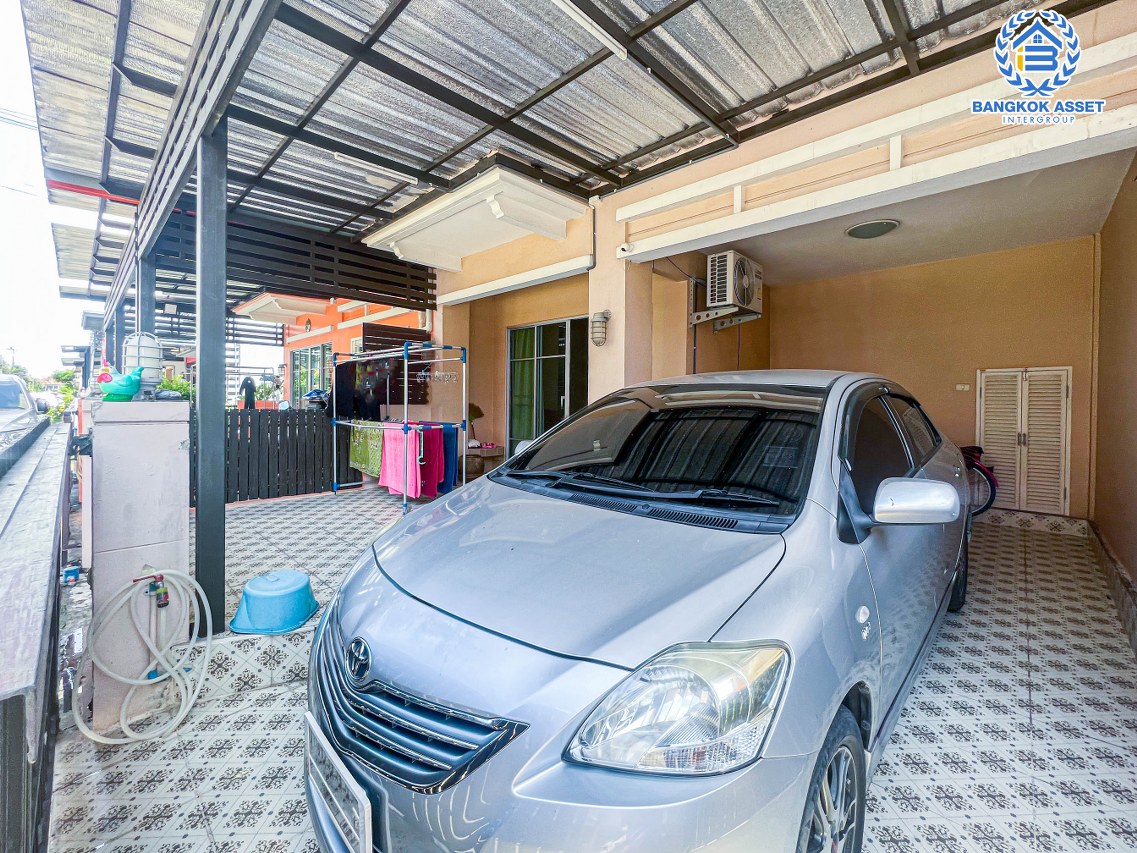 ทาวน์เฮ้าส์มือสองย่านนนทบุรี หมู่บ้าน เดอะวิลล่า ท่าอิฐ-รัตนาธิเบศร์ คุณภาพระดับ Property Perfect เนื้อที่ 18 ตร.ว. ฟังก์ชัน 3 ห้องนอน 2 ห้องน้ำ 1 ที่จอดรถ บ้านพร้อมเข้าอยู่ บนทำเลดี เดินทางสะดวก เชื่อมต่อถ.รัตนาธิเบศร์ และถ.ราชพฤกษ์ ใกล้รถไฟฟ้าสายสีม่วง "สถานีบางรักน้อยท่าอิฐ"...