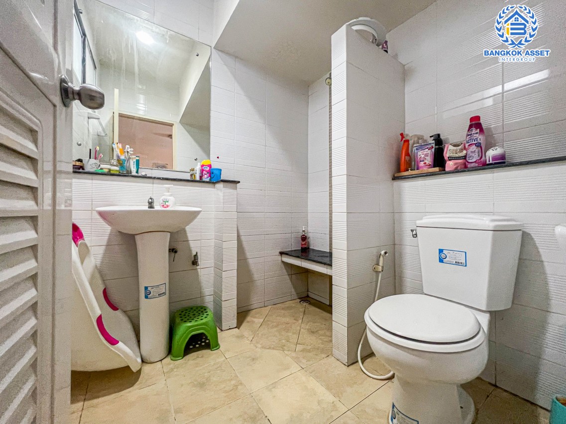 ทาวน์เฮ้าส์มือสองย่านนนทบุรี หมู่บ้าน เดอะวิลล่า ท่าอิฐ-รัตนาธิเบศร์ คุณภาพระดับ Property Perfect เนื้อที่ 18 ตร.ว. ฟังก์ชัน 3 ห้องนอน 2 ห้องน้ำ 1 ที่จอดรถ บ้านพร้อมเข้าอยู่ บนทำเลดี เดินทางสะดวก เชื่อมต่อถ.รัตนาธิเบศร์ และถ.ราชพฤกษ์ ใกล้รถไฟฟ้าสายสีม่วง "สถานีบางรักน้อยท่าอิฐ"...