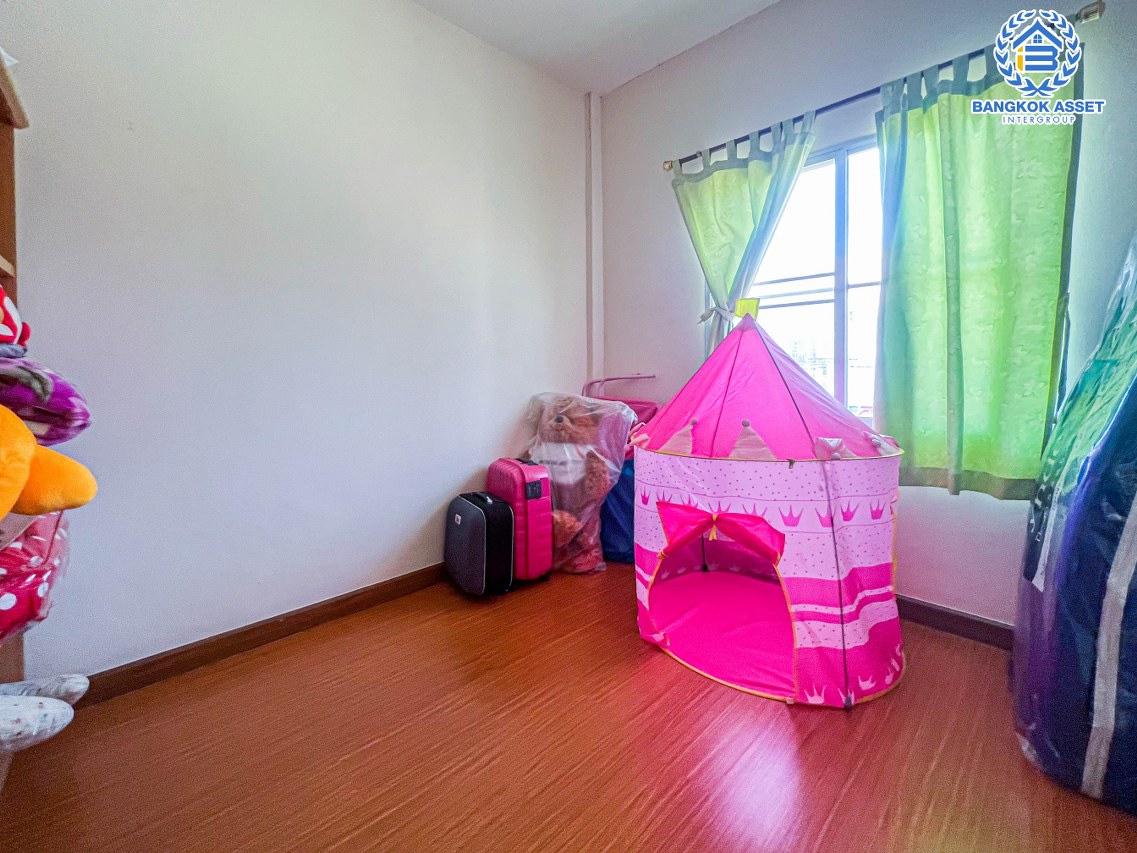 ทาวน์เฮ้าส์มือสองย่านนนทบุรี หมู่บ้าน เดอะวิลล่า ท่าอิฐ-รัตนาธิเบศร์ คุณภาพระดับ Property Perfect เนื้อที่ 18 ตร.ว. ฟังก์ชัน 3 ห้องนอน 2 ห้องน้ำ 1 ที่จอดรถ บ้านพร้อมเข้าอยู่ บนทำเลดี เดินทางสะดวก เชื่อมต่อถ.รัตนาธิเบศร์ และถ.ราชพฤกษ์ ใกล้รถไฟฟ้าสายสีม่วง "สถานีบางรักน้อยท่าอิฐ"...