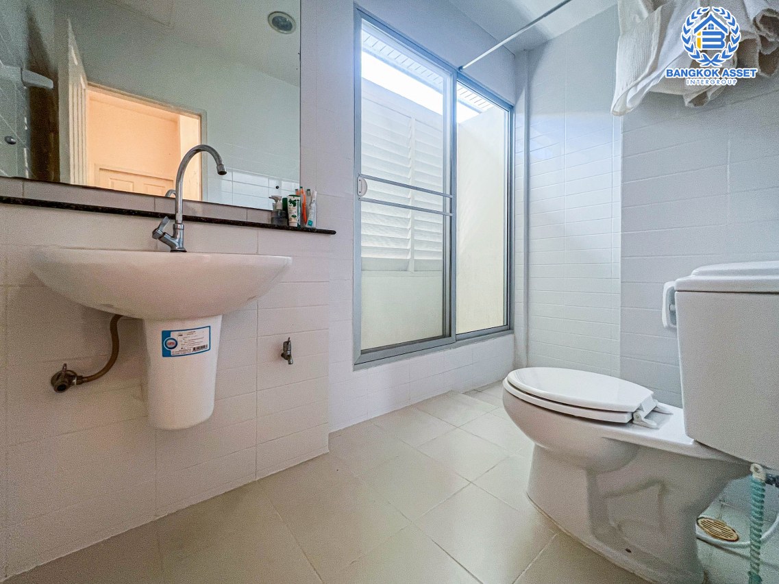 ทาวน์เฮ้าส์มือสองย่านนนทบุรี หมู่บ้าน เดอะวิลล่า ท่าอิฐ-รัตนาธิเบศร์ คุณภาพระดับ Property Perfect เนื้อที่ 18 ตร.ว. ฟังก์ชัน 3 ห้องนอน 2 ห้องน้ำ 1 ที่จอดรถ บ้านพร้อมเข้าอยู่ บนทำเลดี เดินทางสะดวก เชื่อมต่อถ.รัตนาธิเบศร์ และถ.ราชพฤกษ์ ใกล้รถไฟฟ้าสายสีม่วง "สถานีบางรักน้อยท่าอิฐ"...