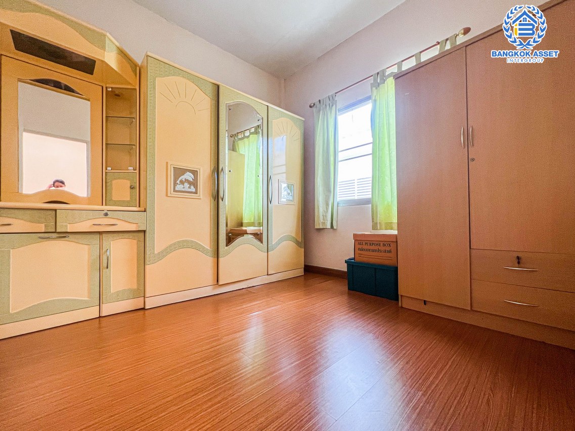 ทาวน์เฮ้าส์มือสองย่านนนทบุรี หมู่บ้าน เดอะวิลล่า ท่าอิฐ-รัตนาธิเบศร์ คุณภาพระดับ Property Perfect เนื้อที่ 18 ตร.ว. ฟังก์ชัน 3 ห้องนอน 2 ห้องน้ำ 1 ที่จอดรถ บ้านพร้อมเข้าอยู่ บนทำเลดี เดินทางสะดวก เชื่อมต่อถ.รัตนาธิเบศร์ และถ.ราชพฤกษ์ ใกล้รถไฟฟ้าสายสีม่วง "สถานีบางรักน้อยท่าอิฐ"...