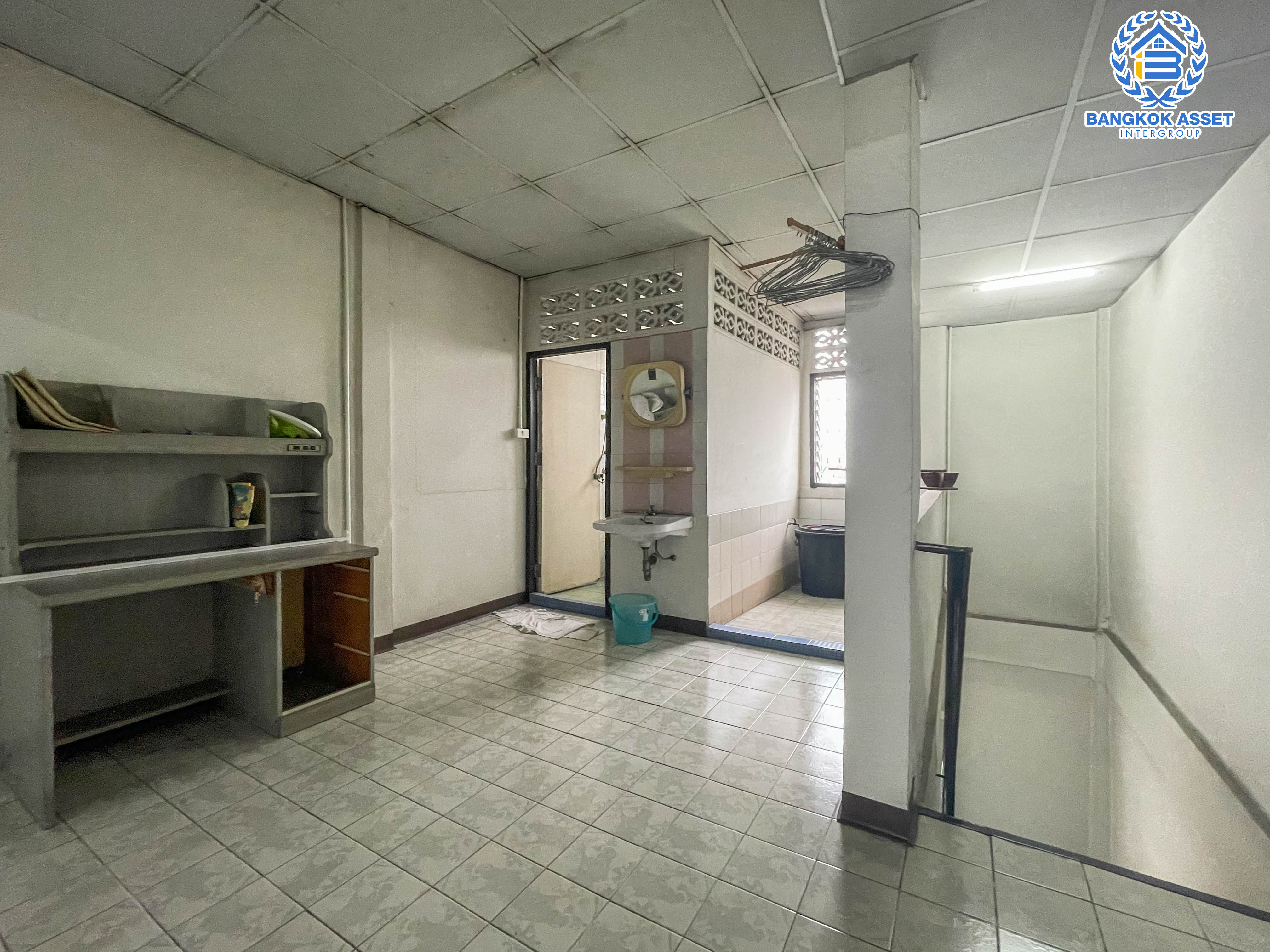 *****อาคารพาณิชย์มือสองย่านกรุงเทพฯ ติดถนนประชาอุทิศ เนื้อที่กว้าง 28.10 ตร.ว. ฟังก์ชัน 3 ห้องนอน 3 ห้องน้ำ ตั้งอยู่ในพื้นที่อยู่อาศัยของชุมชน เข้า-ออกได้หลากหลายเส้นทาง ทั้งถนนประชาอุทิศ ถนนเทียมร่วมมิตร ถนนสุทธิสารวินิจฉัย ใกล้รถไฟฟ้าสายสีน้ำเงิน "สถานีแยกไฟฉาย" และทางด่วน "ศรีรัช" จองเลย