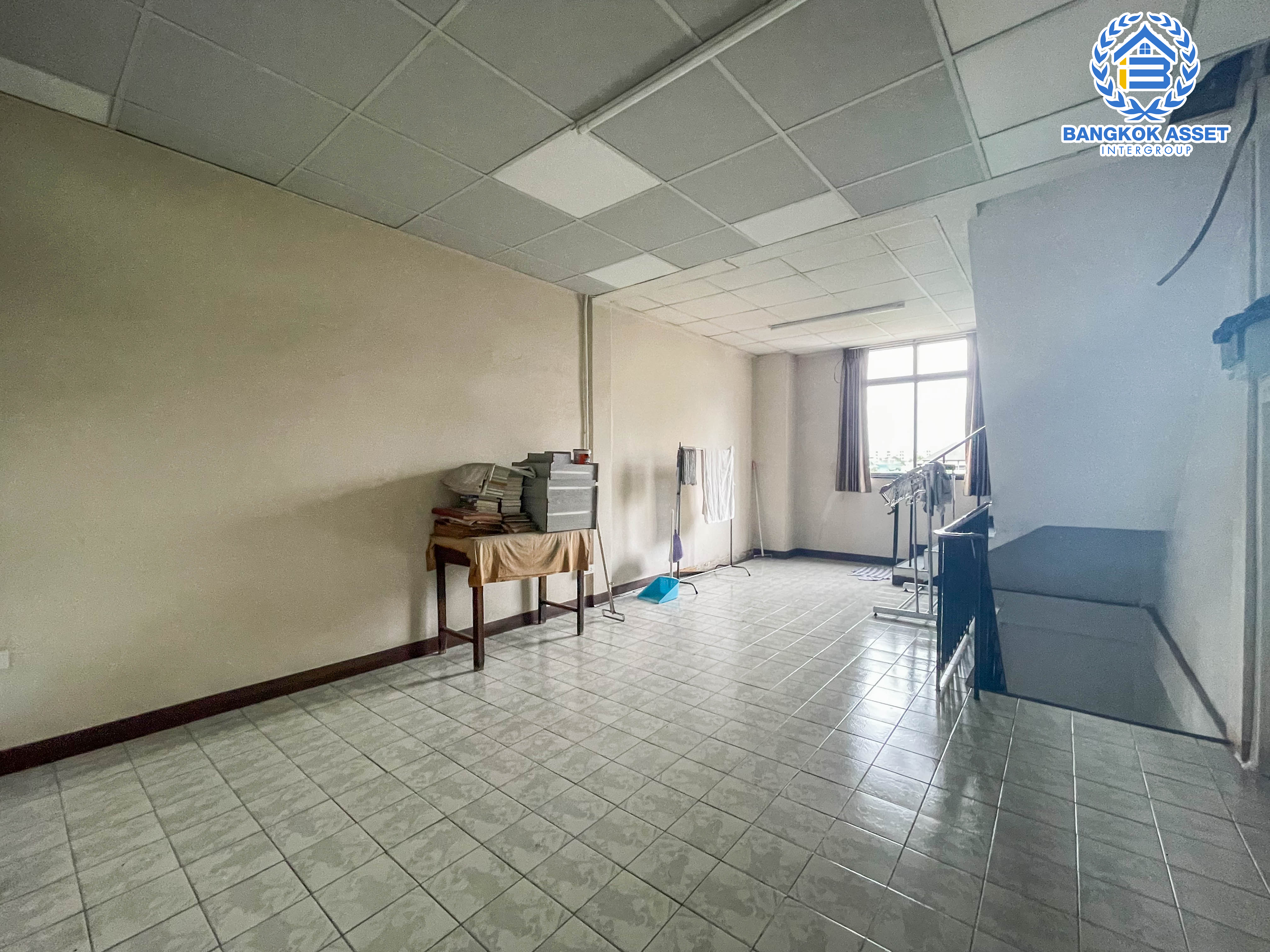 *****อาคารพาณิชย์มือสองย่านกรุงเทพฯ ติดถนนประชาอุทิศ เนื้อที่กว้าง 28.10 ตร.ว. ฟังก์ชัน 3 ห้องนอน 3 ห้องน้ำ ตั้งอยู่ในพื้นที่อยู่อาศัยของชุมชน เข้า-ออกได้หลากหลายเส้นทาง ทั้งถนนประชาอุทิศ ถนนเทียมร่วมมิตร ถนนสุทธิสารวินิจฉัย ใกล้รถไฟฟ้าสายสีน้ำเงิน "สถานีแยกไฟฉาย" และทางด่วน "ศรีรัช" จองเลย