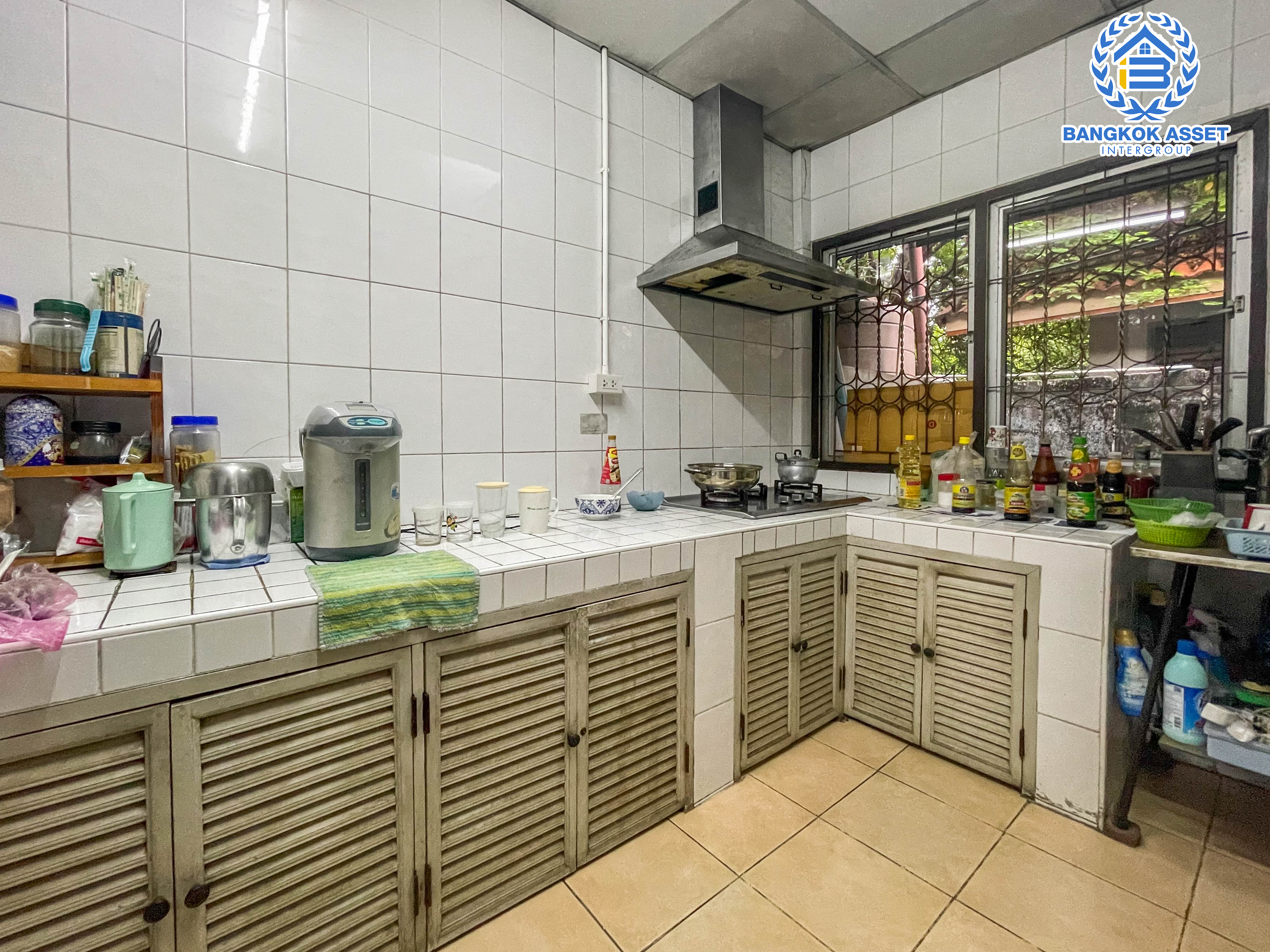 *****อาคารพาณิชย์มือสองย่านกรุงเทพฯ ติดถนนประชาอุทิศ เนื้อที่กว้าง 28.10 ตร.ว. ฟังก์ชัน 3 ห้องนอน 3 ห้องน้ำ ตั้งอยู่ในพื้นที่อยู่อาศัยของชุมชน เข้า-ออกได้หลากหลายเส้นทาง ทั้งถนนประชาอุทิศ ถนนเทียมร่วมมิตร ถนนสุทธิสารวินิจฉัย ใกล้รถไฟฟ้าสายสีน้ำเงิน "สถานีแยกไฟฉาย" และทางด่วน "ศรีรัช" จองเลย