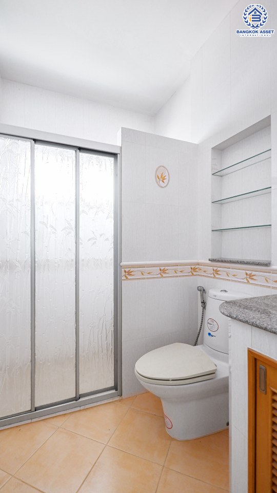 *****บ้านเดี่ยวมือสองนนทบุรี ม.ชลลดา บางบัวทอง หลังมุม! คุณภาพระดับ L&H บนเนื้อที่กว้างขวางถึง 97 ตร.ว. พร้อมฟังก์ชัน 5 ห้องนอน 5 ห้องน้ำ 2 ที่จอดรถ บ้านสวยตกแต่งใหม่พร้อมอยู่ บนทำเลเดินทางสะดวกสบาย ใกล้เซ็นทรัลเวสต์เกต และรถไฟฟ้าสายสีม่วง "สถานีบางพลู"