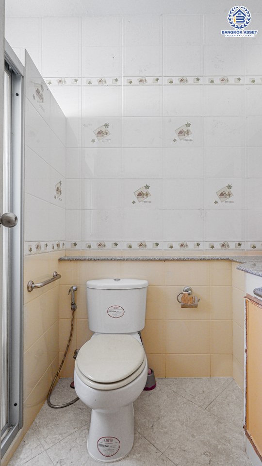 *****บ้านเดี่ยวมือสองนนทบุรี ม.ชลลดา บางบัวทอง หลังมุม! คุณภาพระดับ L&H บนเนื้อที่กว้างขวางถึง 97 ตร.ว. พร้อมฟังก์ชัน 5 ห้องนอน 5 ห้องน้ำ 2 ที่จอดรถ บ้านสวยตกแต่งใหม่พร้อมอยู่ บนทำเลเดินทางสะดวกสบาย ใกล้เซ็นทรัลเวสต์เกต และรถไฟฟ้าสายสีม่วง "สถานีบางพลู"