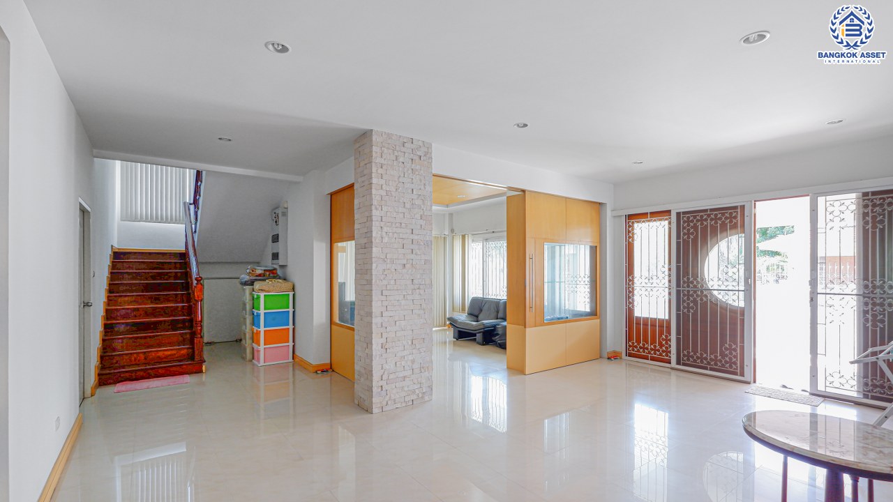 *****บ้านเดี่ยวมือสองนนทบุรี ม.ชลลดา บางบัวทอง หลังมุม! คุณภาพระดับ L&H บนเนื้อที่กว้างขวางถึง 97 ตร.ว. พร้อมฟังก์ชัน 5 ห้องนอน 5 ห้องน้ำ 2 ที่จอดรถ บ้านสวยตกแต่งใหม่พร้อมอยู่ บนทำเลเดินทางสะดวกสบาย ใกล้เซ็นทรัลเวสต์เกต และรถไฟฟ้าสายสีม่วง "สถานีบางพลู"