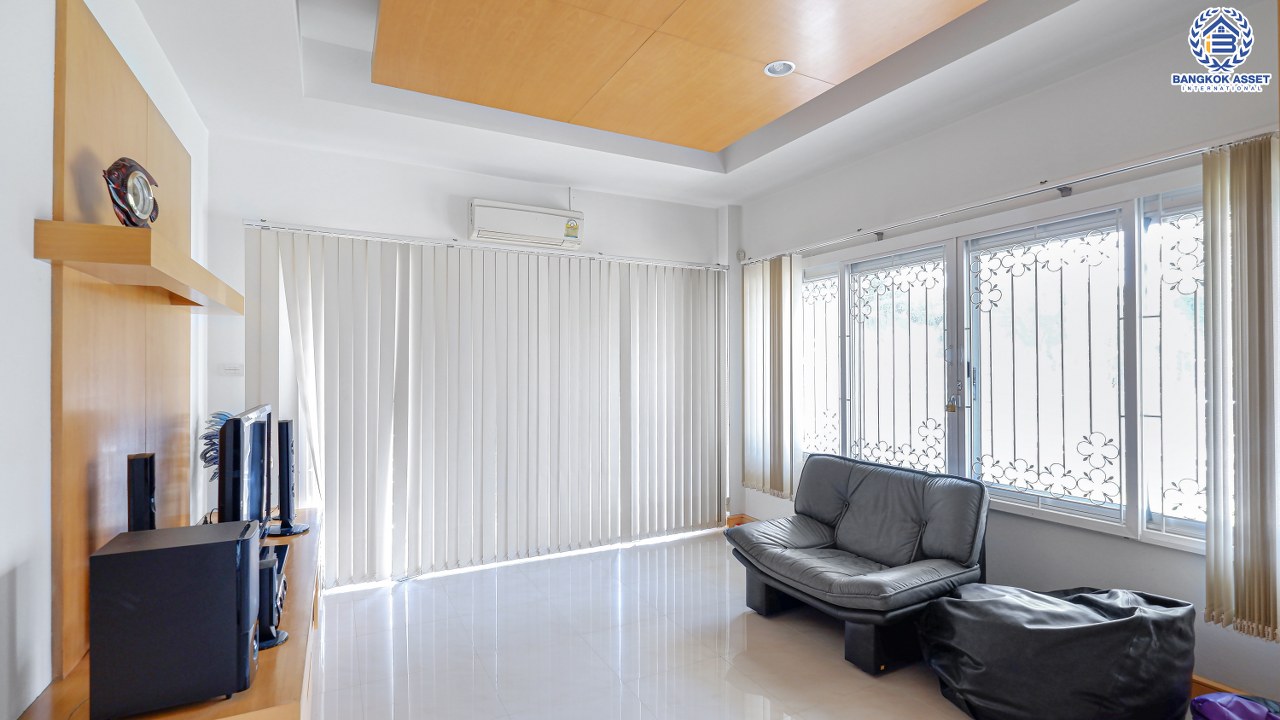 *****บ้านเดี่ยวมือสองนนทบุรี ม.ชลลดา บางบัวทอง หลังมุม! คุณภาพระดับ L&H บนเนื้อที่กว้างขวางถึง 97 ตร.ว. พร้อมฟังก์ชัน 5 ห้องนอน 5 ห้องน้ำ 2 ที่จอดรถ บ้านสวยตกแต่งใหม่พร้อมอยู่ บนทำเลเดินทางสะดวกสบาย ใกล้เซ็นทรัลเวสต์เกต และรถไฟฟ้าสายสีม่วง "สถานีบางพลู"