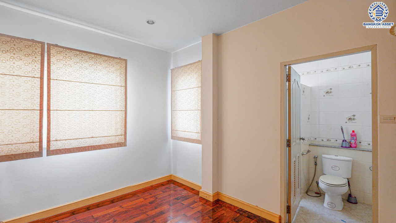 *****บ้านเดี่ยวมือสองนนทบุรี ม.ชลลดา บางบัวทอง หลังมุม! คุณภาพระดับ L&H บนเนื้อที่กว้างขวางถึง 97 ตร.ว. พร้อมฟังก์ชัน 5 ห้องนอน 5 ห้องน้ำ 2 ที่จอดรถ บ้านสวยตกแต่งใหม่พร้อมอยู่ บนทำเลเดินทางสะดวกสบาย ใกล้เซ็นทรัลเวสต์เกต และรถไฟฟ้าสายสีม่วง "สถานีบางพลู"