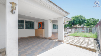 *****บ้านเดี่ยวมือสองนนทบุรี ม.ชลลดา บางบัวทอง หลังมุม! คุณภาพระดับ L&H บนเนื้อที่กว้างขวางถึง 97 ตร.ว. พร้อมฟังก์ชัน 5 ห้องนอน 5 ห้องน้ำ 2 ที่จอดรถ บ้านสวยตกแต่งใหม่พร้อมอยู่ บนทำเลเดินทางสะดวกสบาย ใกล้เซ็นทรัลเวสต์เกต และรถไฟฟ้าสายสีม่วง "สถานีบางพลู"