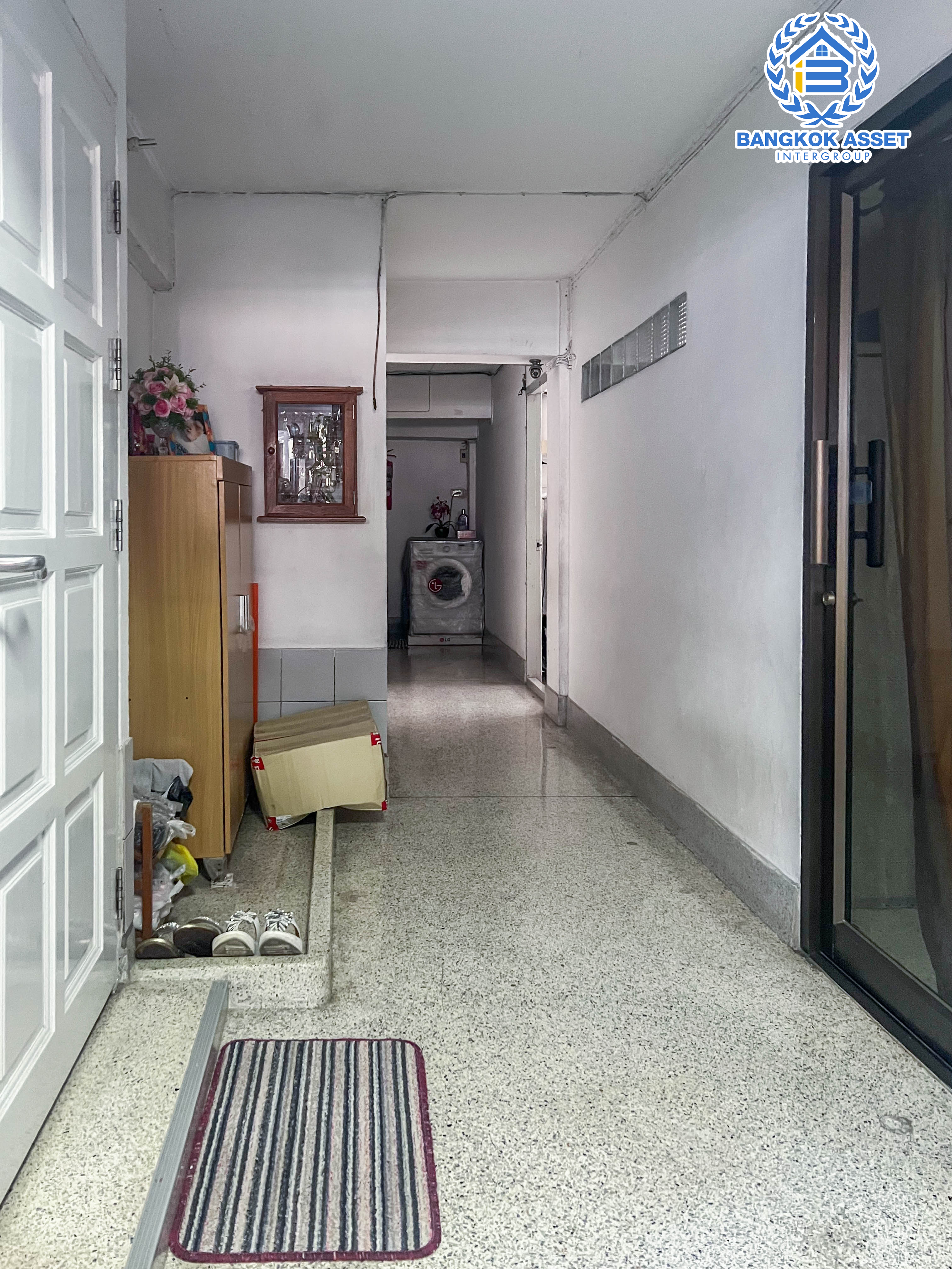 *****แมนชั่น 5 ชั้นมือสอง (จุรีรัตน์ แมนชั่น) ทำเลประชาชื่น เนื้อที่กว้าง 65 ตร.ว. มาพร้อมฟังก์ชัน  44 ห้อง มีห้องน้ำในตัว อยู่ในย่านชุมชน การเดินทางสะดวกสบาย เชื่อมต่อหลากหลายเส้นทางทั้ง ถนนกำแพงเพชร2 ถนนกรุงเทพ-นนทบุรี ถนนเตชะวณิช ถนนประดิพัทธ์ เพียง 10 นาทีถึงรถไฟฟ้าสายสีม่วง "สถานีเตาปูน" และทางด่วน "ศรีรัช"