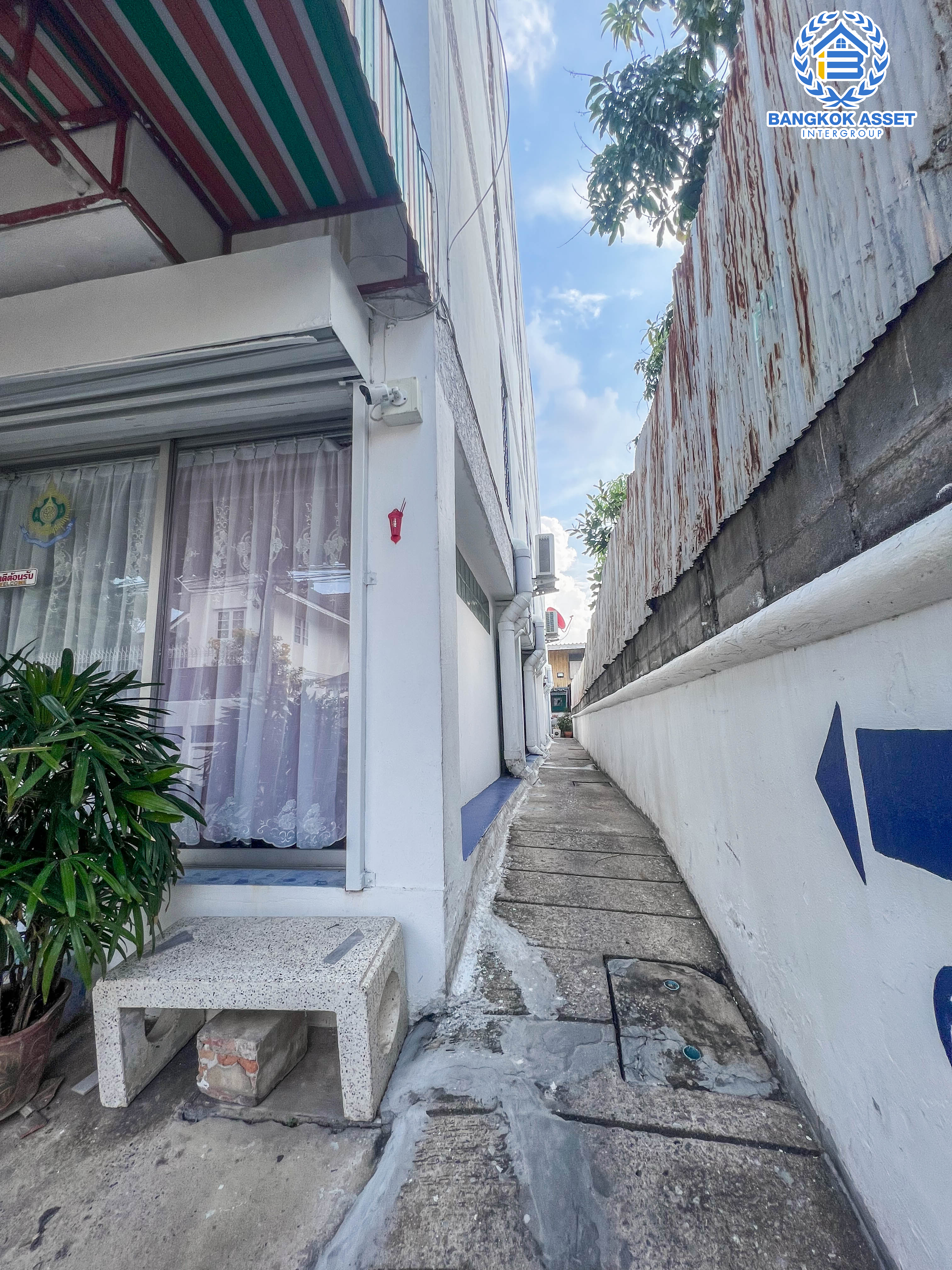 *****แมนชั่น 5 ชั้นมือสอง (จุรีรัตน์ แมนชั่น) ทำเลประชาชื่น เนื้อที่กว้าง 65 ตร.ว. มาพร้อมฟังก์ชัน  44 ห้อง มีห้องน้ำในตัว อยู่ในย่านชุมชน การเดินทางสะดวกสบาย เชื่อมต่อหลากหลายเส้นทางทั้ง ถนนกำแพงเพชร2 ถนนกรุงเทพ-นนทบุรี ถนนเตชะวณิช ถนนประดิพัทธ์ เพียง 10 นาทีถึงรถไฟฟ้าสายสีม่วง "สถานีเตาปูน" และทางด่วน "ศรีรัช"