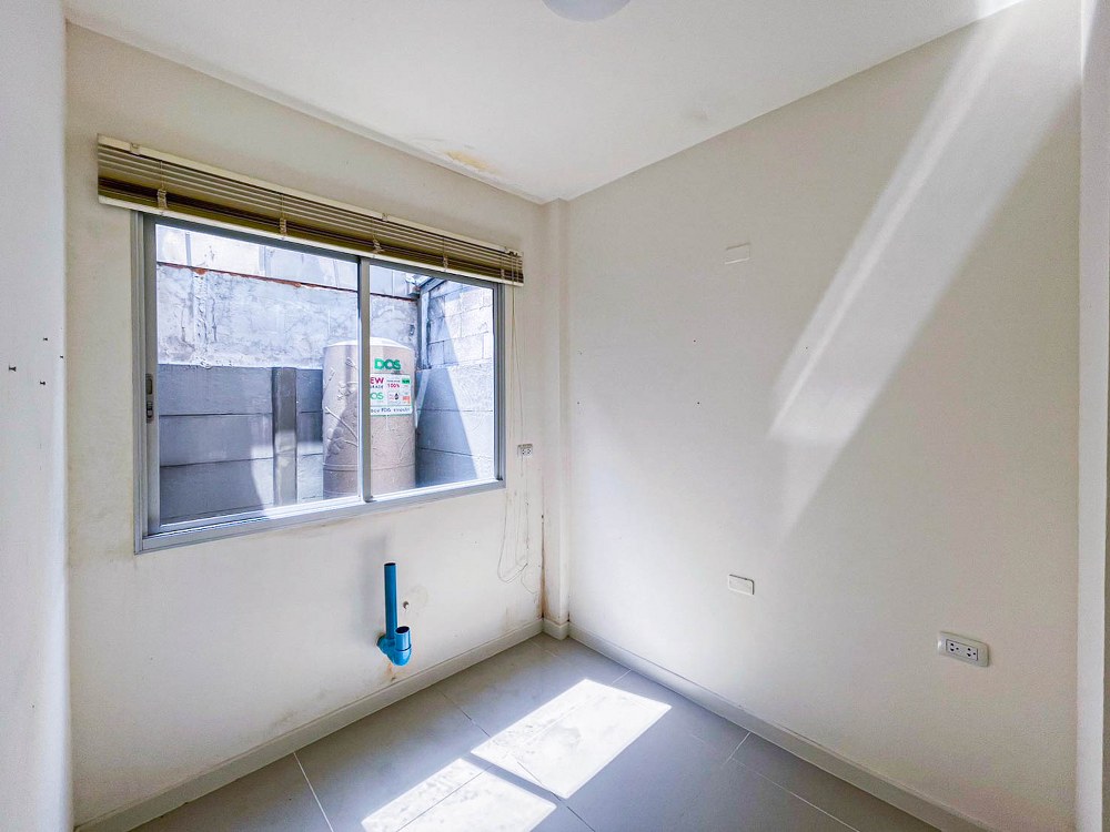 *****ทาวน์เฮ้าส์มือสอง กรุงเทพฯ ม.ลุมพินีทาวน์วิลล์ เพิ่มสิน-วัชรพล เนื้อที่กว้าง 17.50 ตร.ว. ฟังก์ชัน 3 ห้องนอน 2 ห้องน้ำ ที่จอดรถ 2 คัน ต่อเติมพร้อมเข้าอยู่ หน้าบ้านติดสวนสาธารณะ สิ่งอำนวยความสะดวกครบ! ตั้งบนทำเลแห่งการเดินทาง ใกล้รถไฟฟ้าสายสีเขียว "สถานีสะพานใหม่" และทางด่วน "ฉลองรัช" จองเลย!