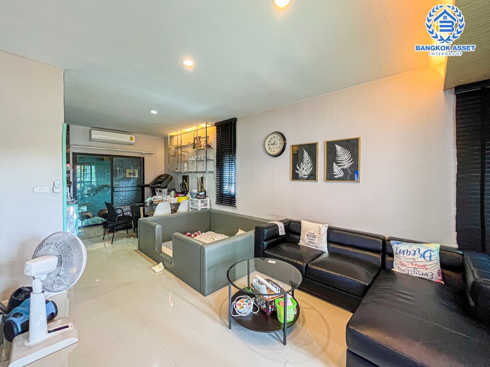 *****ทาวน์เฮ้าส์มือสอง ม.อิงทาวน์ ติวานนท์-แจ้งวัฒนะ หลังมุม เนื้อที่กว้าง 24.6 ตร.ว. ฟังก์ชัน 3 ห้องนอน 3 ห้องน้ำ จอดรถได้ 2 คัน พร้อมเข้าอยู่ ตั้งบนทำเลแห่งการเดินทาง เชื่อมต่อถนนศรีสมาน, ถนนติวานนท์, ถนนวิภาวดี-รังสิต ทางด่วน "ศรีสมาน" จองเลย