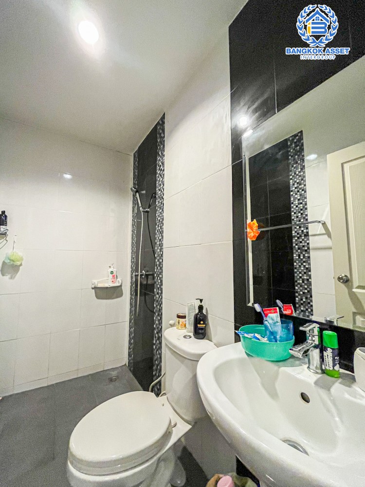 *****ทาวน์เฮ้าส์มือสอง ม.อิงทาวน์ ติวานนท์-แจ้งวัฒนะ หลังมุม เนื้อที่กว้าง 24.6 ตร.ว. ฟังก์ชัน 3 ห้องนอน 3 ห้องน้ำ จอดรถได้ 2 คัน พร้อมเข้าอยู่ ตั้งบนทำเลแห่งการเดินทาง เชื่อมต่อถนนศรีสมาน, ถนนติวานนท์, ถนนวิภาวดี-รังสิต ทางด่วน "ศรีสมาน" จองเลย