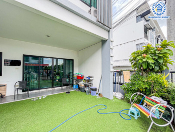 *****ทาวน์เฮ้าส์มือสอง ม.อิงทาวน์ ติวานนท์-แจ้งวัฒนะ หลังมุม เนื้อที่กว้าง 24.6 ตร.ว. ฟังก์ชัน 3 ห้องนอน 3 ห้องน้ำ จอดรถได้ 2 คัน พร้อมเข้าอยู่ ตั้งบนทำเลแห่งการเดินทาง เชื่อมต่อถนนศรีสมาน, ถนนติวานนท์, ถนนวิภาวดี-รังสิต ทางด่วน "ศรีสมาน" จองเลย