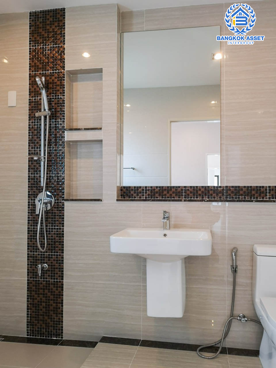 *****บ้านเดี่ยวมือสองสมุทรสาคร ม.แกรนดิโอ พระราม2 เนื้อที่กว้างขวางเกือบ 81 ตร.ว. ฟังก์ชันจัดเต็ม 5 ห้องนอน 5 ห้องน้ำ 4 ที่จอดรถ บรรยากาศร่มรื่น เงียบสงบ ทำเลเข้าเมืองสะดวกสบาย เชื่อมต่อ ถ.กาญจนาภิเษก, ถ.เอกชัย-บางบอน