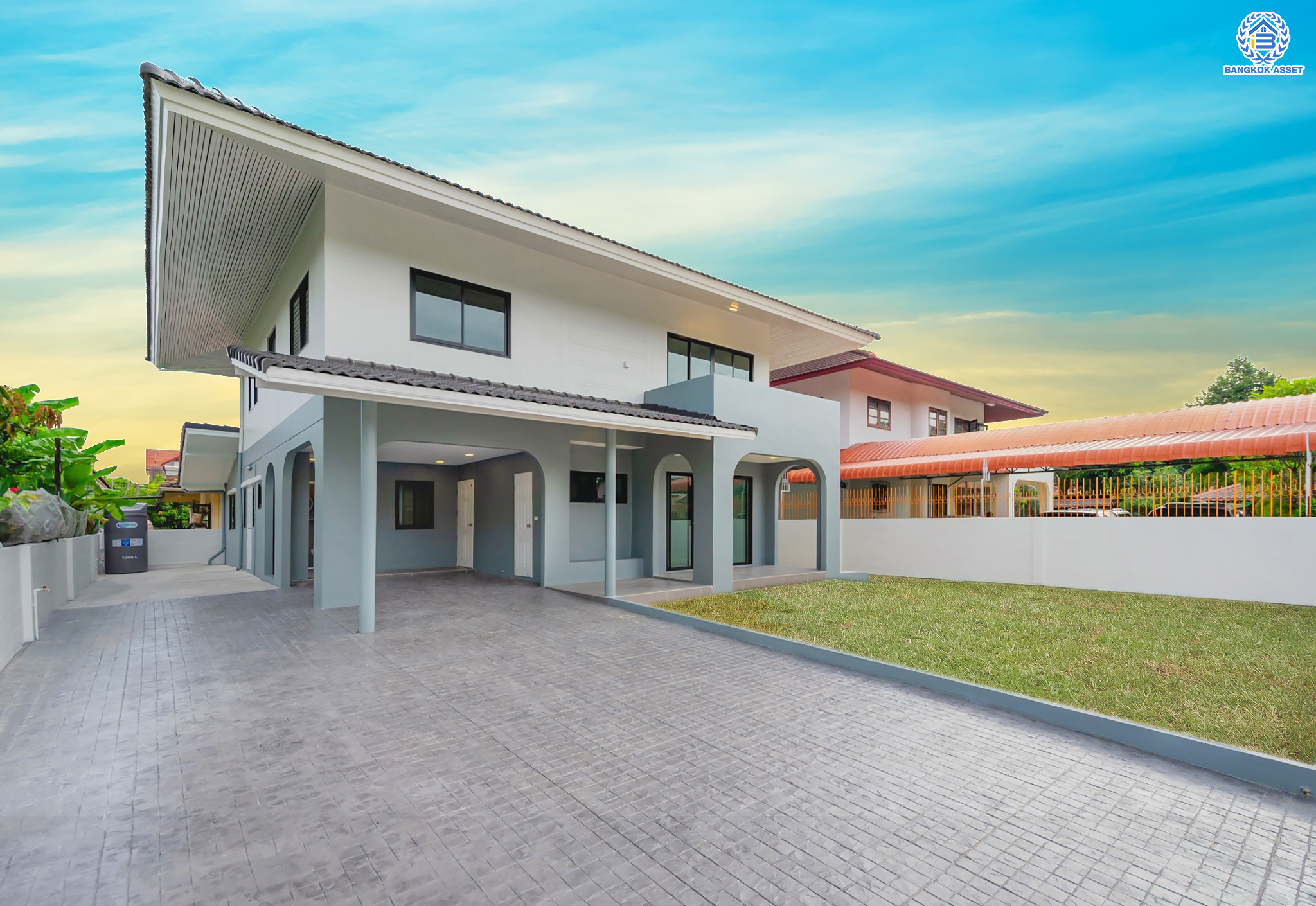 บ้านมือสองตกแต่งใหม่ ม.เมืองเอกประจิม พหลโยธิน87 ตกแต่งครบทุกฟังก์ชัน เนื้อที่ 100 ตร.ว. พื้นที่ใช้สอยเยอะ พร้อมฟังก์ชัน 3 ห้องนอน 4 ห้องน้ำ 1 ห้องอเนกประสงค์ 1 ห้องแม่บ้าน จอดรถได้ 4 คัน เชื่อมต่อทุกการเดินทาง ใกล้รถไฟฟ้าสายสีแดง "สถานีหลักหก"และทางด่วน "ศรีสมาน"