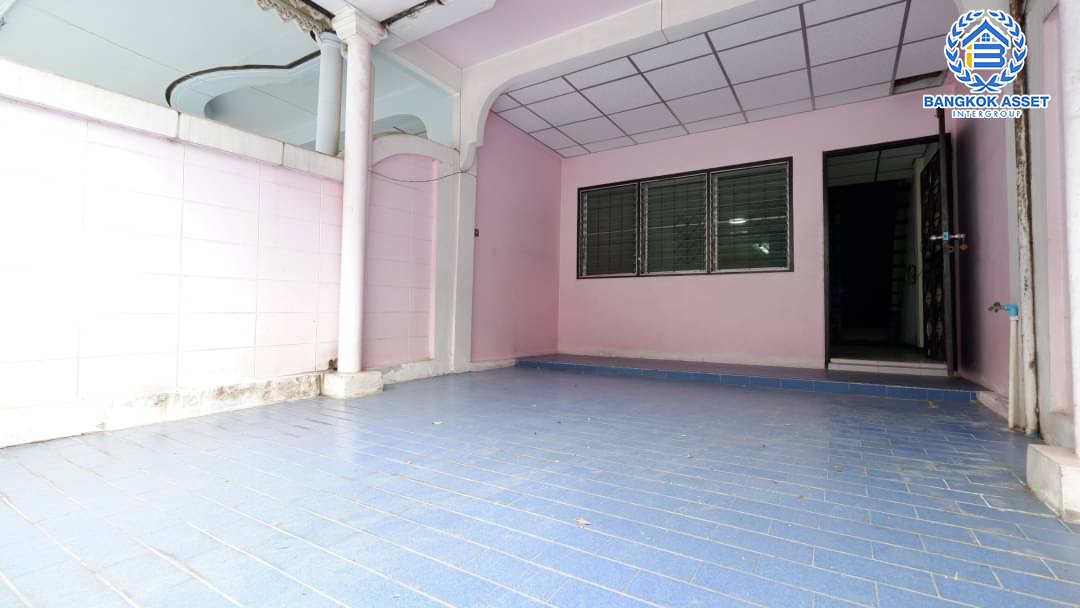 ทาวน์เฮ้าส์มือสองนนทบุรี ม.เพชรเกษร ติวานนท์ เนื้อที่ 19 ตร.ว. ฟังก์ชัน 3 ห้องนอน 2 ห้องน้ำ 1 ที่จอดรถ บนทำเลเมืองนนทบุรี ใกล้เซ็นทรัลรัตนาธิเบศร์ , เอสพลานาด แคราย และรถไฟฟ้าสายสีชมพู "สถานีสามัคคี" ขายถูกสุดในโครงการ!