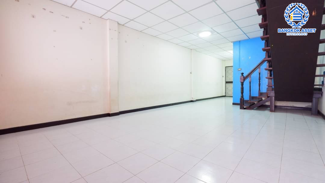 ทาวน์เฮ้าส์มือสองนนทบุรี ม.เพชรเกษร ติวานนท์ เนื้อที่ 19 ตร.ว. ฟังก์ชัน 3 ห้องนอน 2 ห้องน้ำ 1 ที่จอดรถ บนทำเลเมืองนนทบุรี ใกล้เซ็นทรัลรัตนาธิเบศร์ , เอสพลานาด แคราย และรถไฟฟ้าสายสีชมพู "สถานีสามัคคี" ขายถูกสุดในโครงการ!