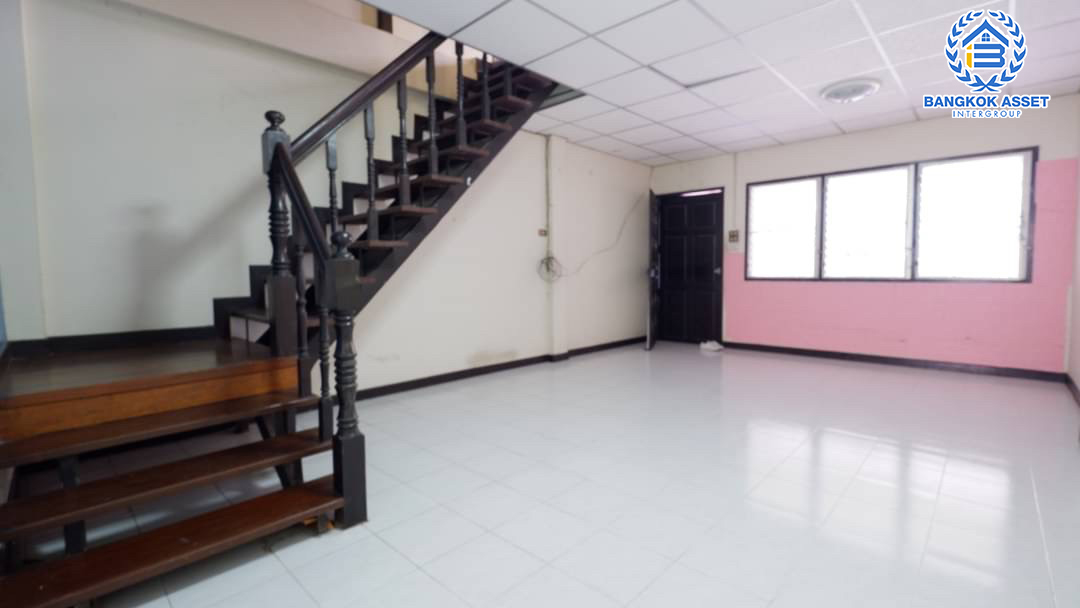 ทาวน์เฮ้าส์มือสองนนทบุรี ม.เพชรเกษร ติวานนท์ เนื้อที่ 19 ตร.ว. ฟังก์ชัน 3 ห้องนอน 2 ห้องน้ำ 1 ที่จอดรถ บนทำเลเมืองนนทบุรี ใกล้เซ็นทรัลรัตนาธิเบศร์ , เอสพลานาด แคราย และรถไฟฟ้าสายสีชมพู "สถานีสามัคคี" ขายถูกสุดในโครงการ!