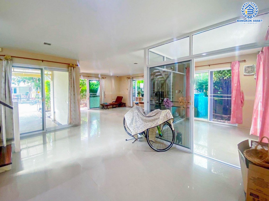 บ้านเดี่ยวมือสอง คุณภาพระดับแบรนด์ Q.House ม.คาซ่าวิลล์ ราชพฤกษ์-รัตนาธิเบศร์2 เนื้อที่กว้าง 56 ตร.ว. บ้านหลังใหญ่ สภาพภายในใหม่เอี่ยม พื้นที่ใช้สอยกว้าง ฟังก์ชัน 3 ห้องนอน 3 ห้องน้ำ โครงการตั้งบนทำเลดี ติดถนนราชพฤกษ์ ใกล้รถไฟฟ้าสายสีม่วง "สถานีบางรักน้อยท่าอิฐ" และทางด่วน "งามวงศ์วาน" จองด่วน!