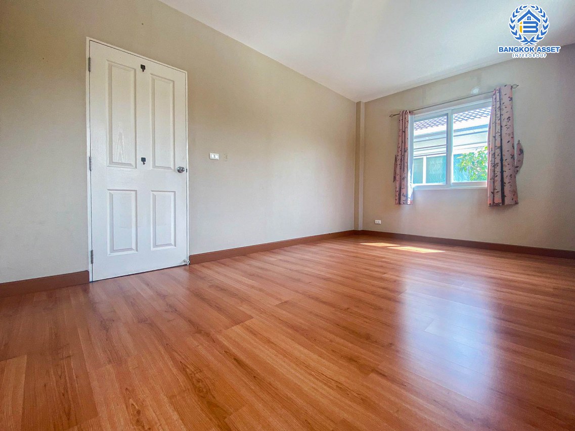 บ้านเดี่ยวมือสอง คุณภาพระดับแบรนด์ Q.House ม.คาซ่าวิลล์ ราชพฤกษ์-รัตนาธิเบศร์2 เนื้อที่กว้าง 56 ตร.ว. บ้านหลังใหญ่ สภาพภายในใหม่เอี่ยม พื้นที่ใช้สอยกว้าง ฟังก์ชัน 3 ห้องนอน 3 ห้องน้ำ โครงการตั้งบนทำเลดี ติดถนนราชพฤกษ์ ใกล้รถไฟฟ้าสายสีม่วง "สถานีบางรักน้อยท่าอิฐ" และทางด่วน "งามวงศ์วาน" จองด่วน!