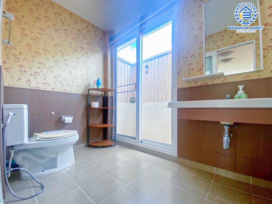 บ้านเดี่ยวมือสอง คุณภาพระดับแบรนด์ Q.House ม.คาซ่าวิลล์ ราชพฤกษ์-รัตนาธิเบศร์2 เนื้อที่กว้าง 56 ตร.ว. บ้านหลังใหญ่ สภาพภายในใหม่เอี่ยม พื้นที่ใช้สอยกว้าง ฟังก์ชัน 3 ห้องนอน 3 ห้องน้ำ โครงการตั้งบนทำเลดี ติดถนนราชพฤกษ์ ใกล้รถไฟฟ้าสายสีม่วง "สถานีบางรักน้อยท่าอิฐ" และทางด่วน "งามวงศ์วาน" จองด่วน!