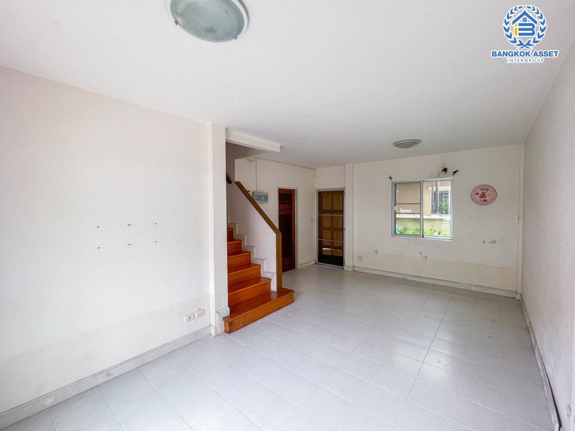 ทาวน์เฮ้าส์มือสองนนทบุรี ม.เดอะวิลล่า รัตนาธิเบศร์ เนื้อที่ 18 ตร.ว. ฟังก์ชัน 3 ห้องนอน 2 ห้องน้ำ 1 ที่จอดรถ บ้านสภาพดี บนทำเลดี เชื่อมต่อ ถ.รัตนาธิเบศร์, ถ.ราชพฤกษ์, ถ.พระราม5 เดินทางสะดวก ใกล้รถไฟฟ้าสายสีม่วง "สถานีบางรักน้อย ท่าอิฐ" จองเลย!