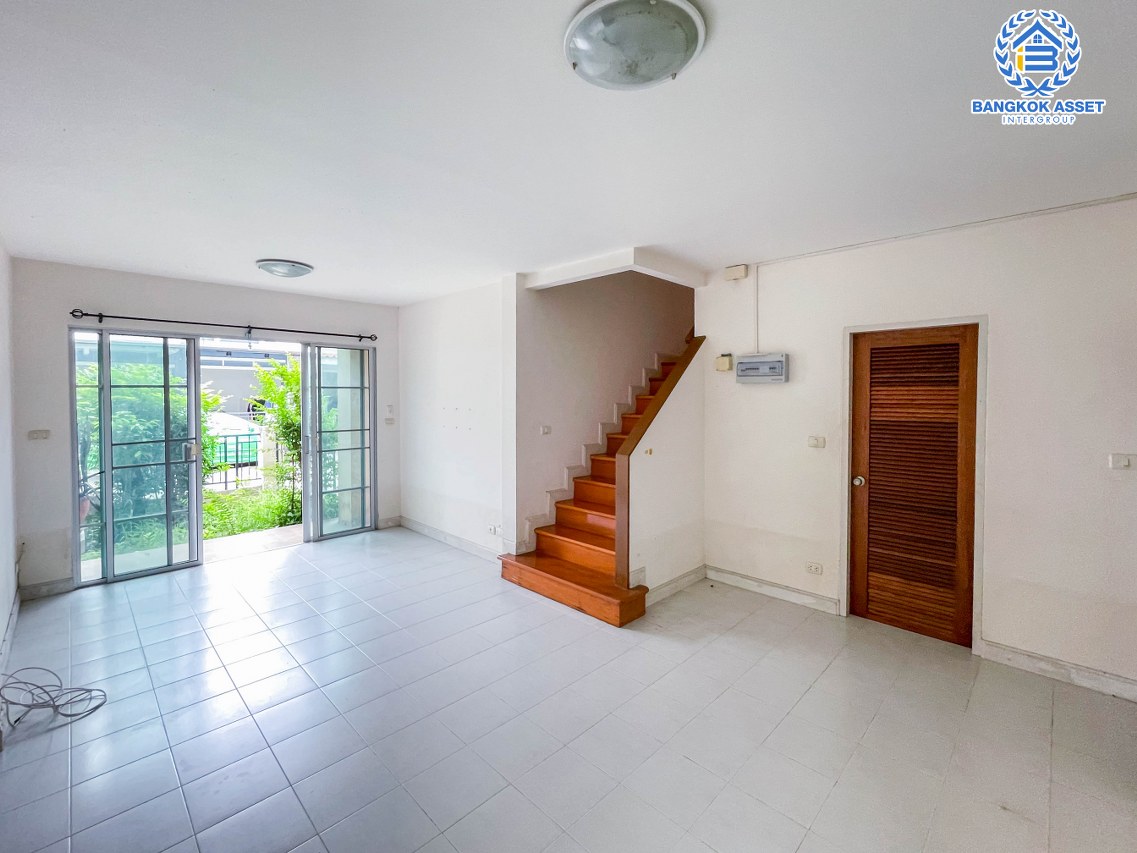 ทาวน์เฮ้าส์มือสองนนทบุรี ม.เดอะวิลล่า รัตนาธิเบศร์ เนื้อที่ 18 ตร.ว. ฟังก์ชัน 3 ห้องนอน 2 ห้องน้ำ 1 ที่จอดรถ บ้านสภาพดี บนทำเลดี เชื่อมต่อ ถ.รัตนาธิเบศร์, ถ.ราชพฤกษ์, ถ.พระราม5 เดินทางสะดวก ใกล้รถไฟฟ้าสายสีม่วง "สถานีบางรักน้อย ท่าอิฐ" จองเลย!