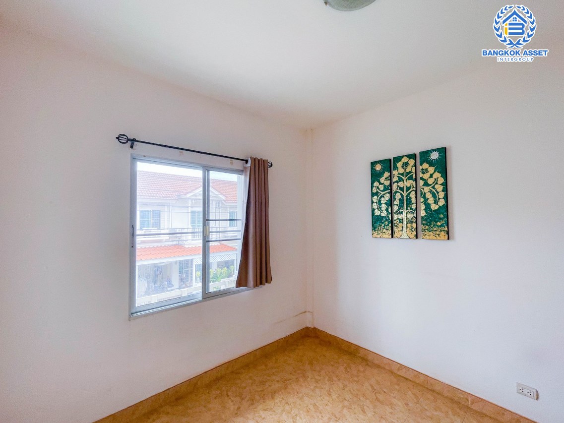 ทาวน์เฮ้าส์มือสองนนทบุรี ม.เดอะวิลล่า รัตนาธิเบศร์ เนื้อที่ 18 ตร.ว. ฟังก์ชัน 3 ห้องนอน 2 ห้องน้ำ 1 ที่จอดรถ บ้านสภาพดี บนทำเลดี เชื่อมต่อ ถ.รัตนาธิเบศร์, ถ.ราชพฤกษ์, ถ.พระราม5 เดินทางสะดวก ใกล้รถไฟฟ้าสายสีม่วง "สถานีบางรักน้อย ท่าอิฐ" จองเลย!