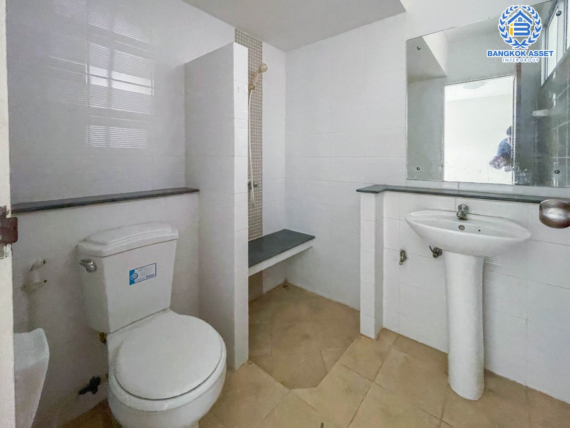 ทาวน์เฮ้าส์มือสองนนทบุรี ม.เดอะวิลล่า รัตนาธิเบศร์ เนื้อที่ 18 ตร.ว. ฟังก์ชัน 3 ห้องนอน 2 ห้องน้ำ 1 ที่จอดรถ บ้านสภาพดี บนทำเลดี เชื่อมต่อ ถ.รัตนาธิเบศร์, ถ.ราชพฤกษ์, ถ.พระราม5 เดินทางสะดวก ใกล้รถไฟฟ้าสายสีม่วง "สถานีบางรักน้อย ท่าอิฐ" จองเลย!