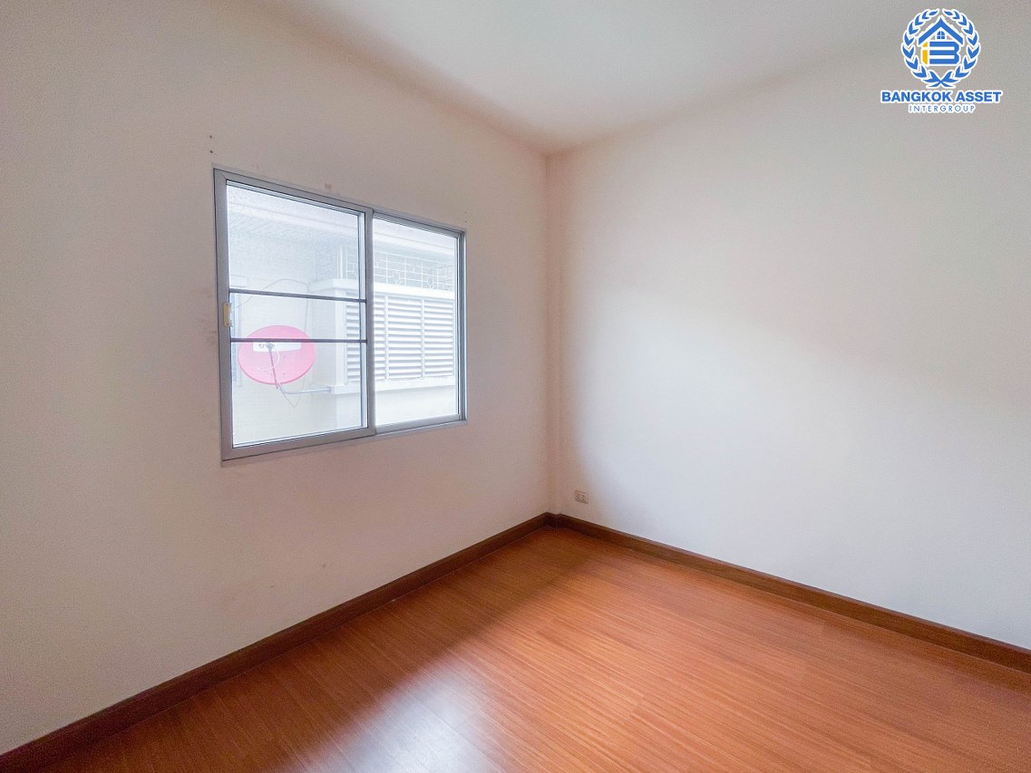 ทาวน์เฮ้าส์มือสองนนทบุรี ม.เดอะวิลล่า รัตนาธิเบศร์ เนื้อที่ 18 ตร.ว. ฟังก์ชัน 3 ห้องนอน 2 ห้องน้ำ 1 ที่จอดรถ บ้านสภาพดี บนทำเลดี เชื่อมต่อ ถ.รัตนาธิเบศร์, ถ.ราชพฤกษ์, ถ.พระราม5 เดินทางสะดวก ใกล้รถไฟฟ้าสายสีม่วง "สถานีบางรักน้อย ท่าอิฐ" จองเลย!